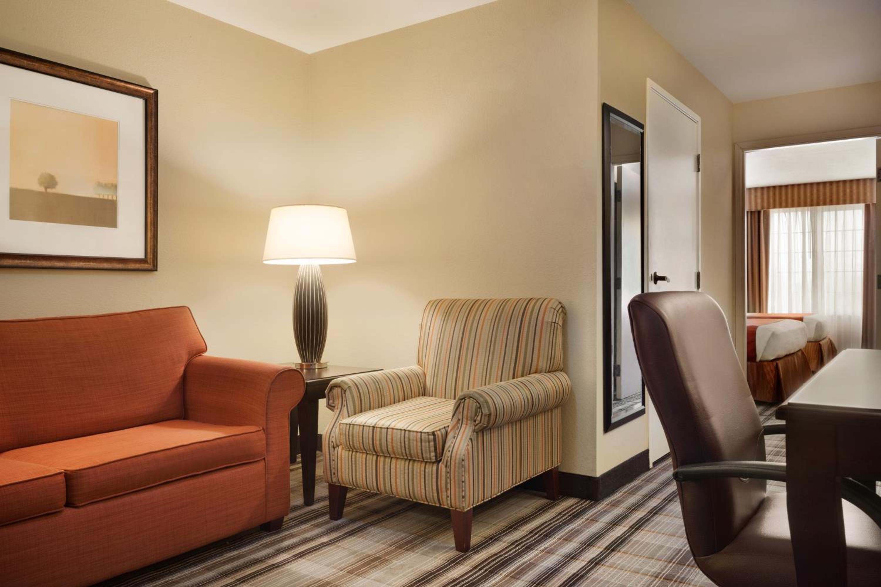 One-Bedroom Suite with Two Queen Beds - Non-Smoking - Photo 3