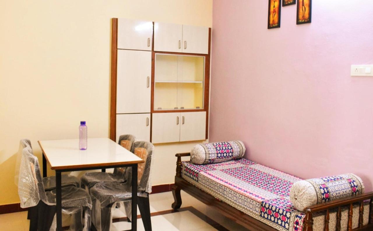 One-Bedroom Apartment - Photo 2