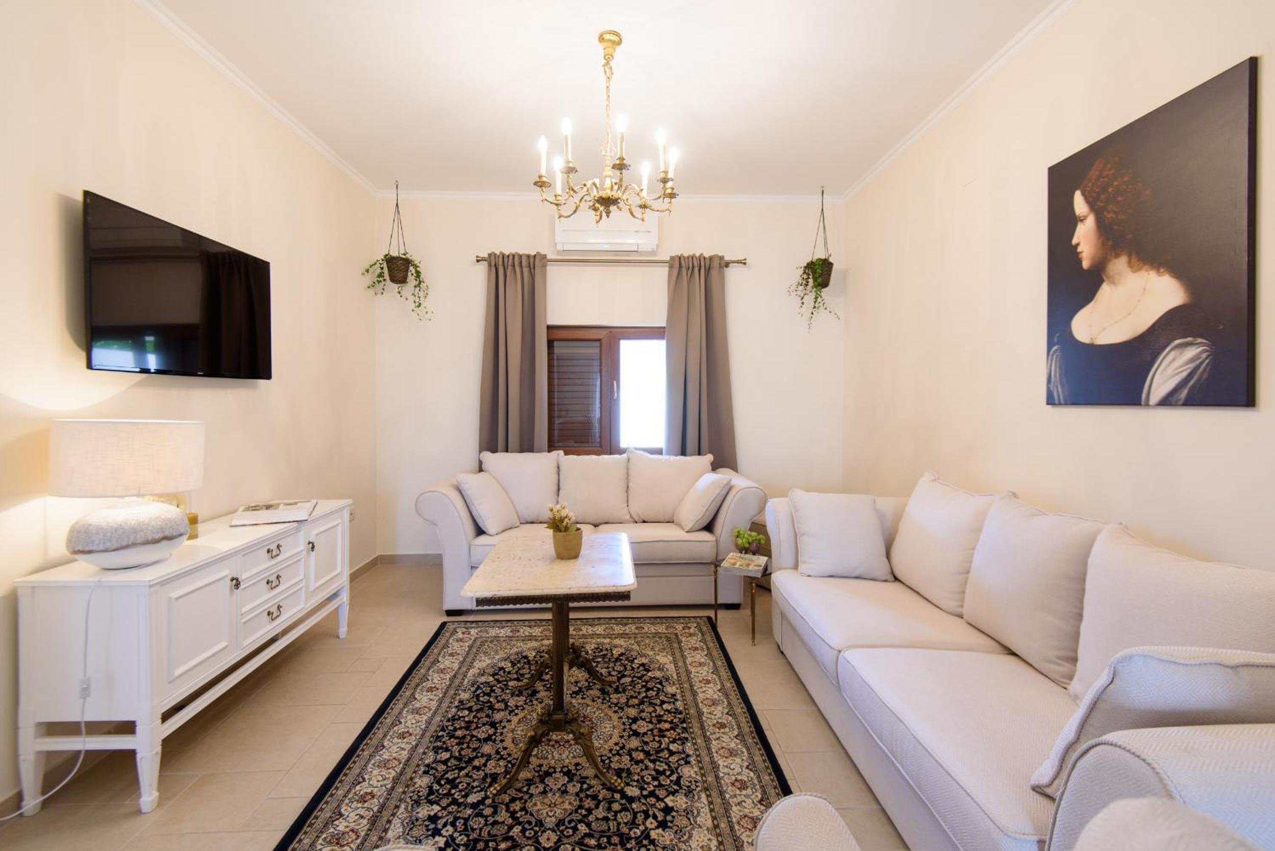 Four-Bedroom Holiday Home with Terrace and Swimming Pool