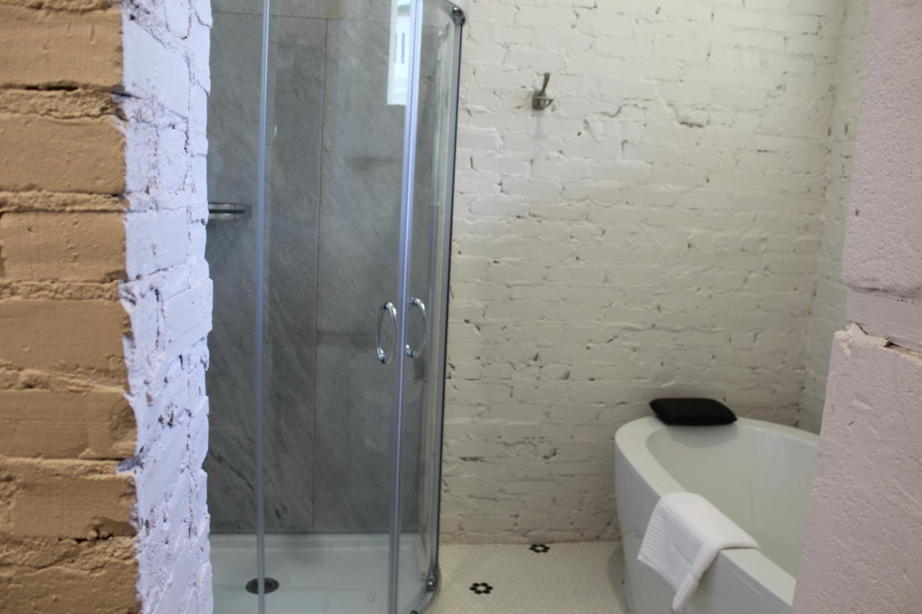 Deluxe Suite with Spa Bath - Photo 5