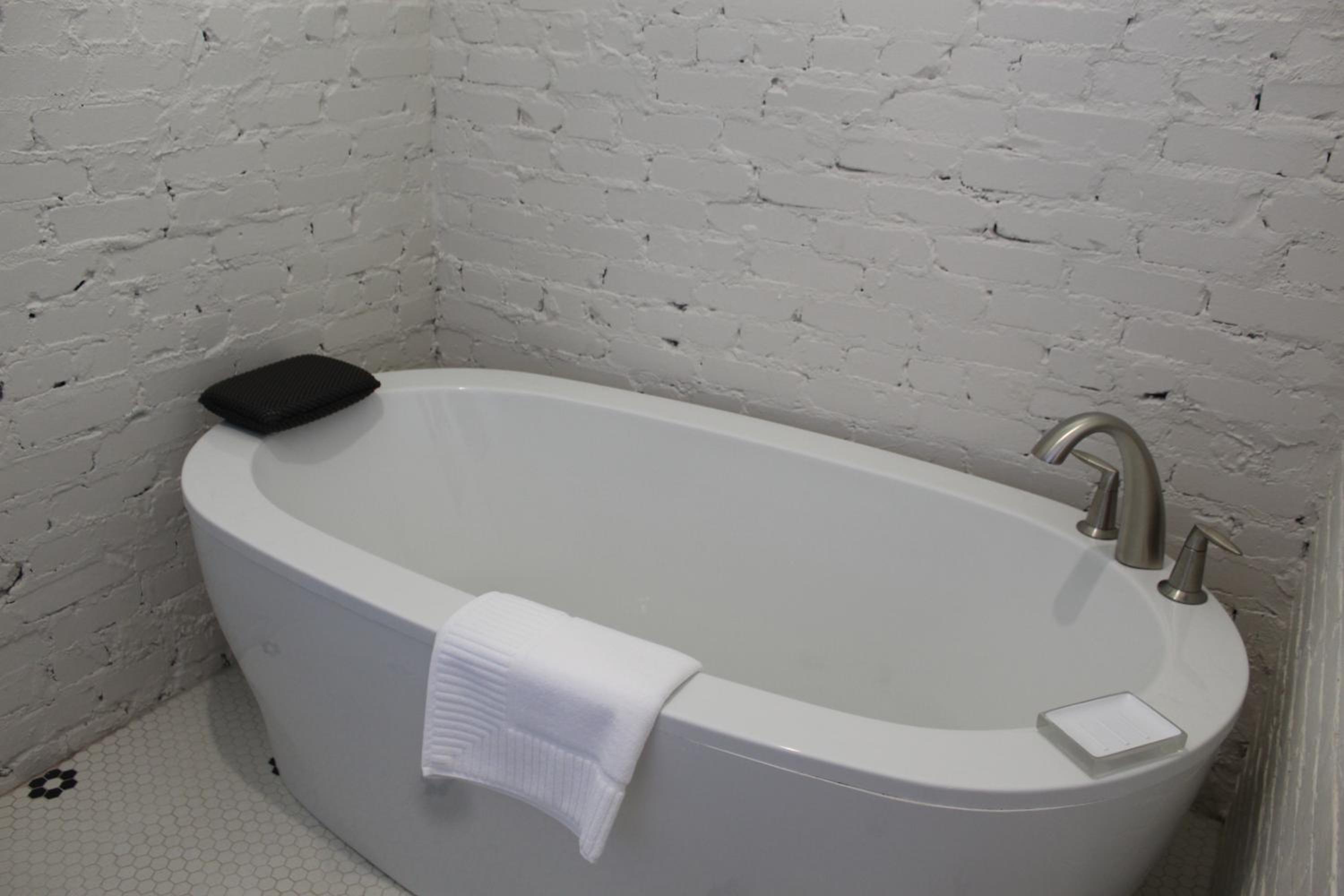 Deluxe Suite with Spa Bath - Photo 4