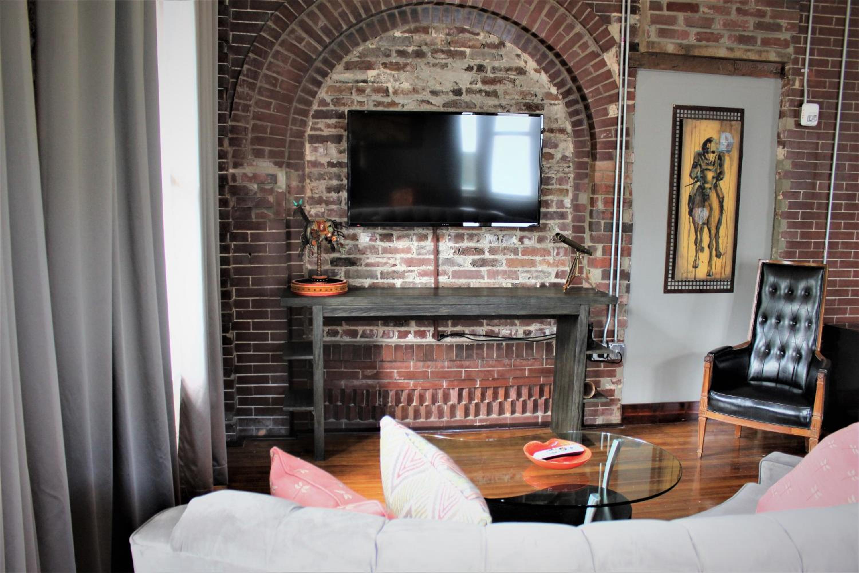Deluxe Suite with Spa Bath - Photo 2