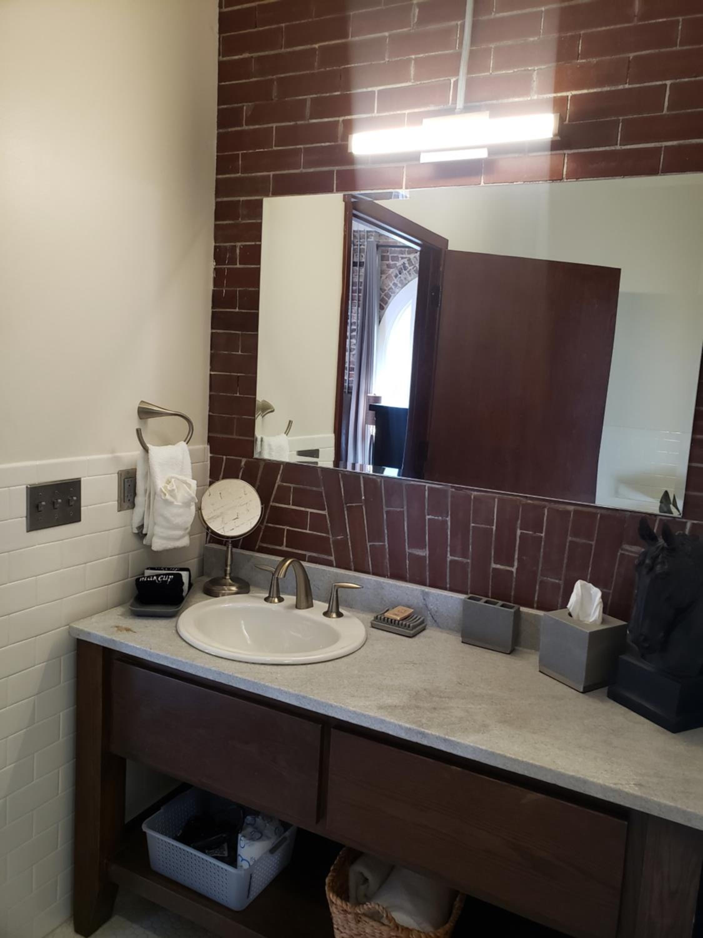 Deluxe Suite with Spa Bath - Photo 3