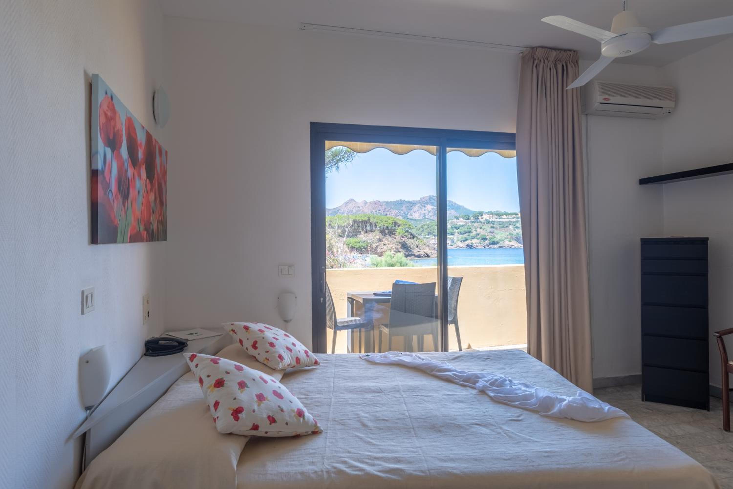 Basic Double or Twin Room - Photo 7