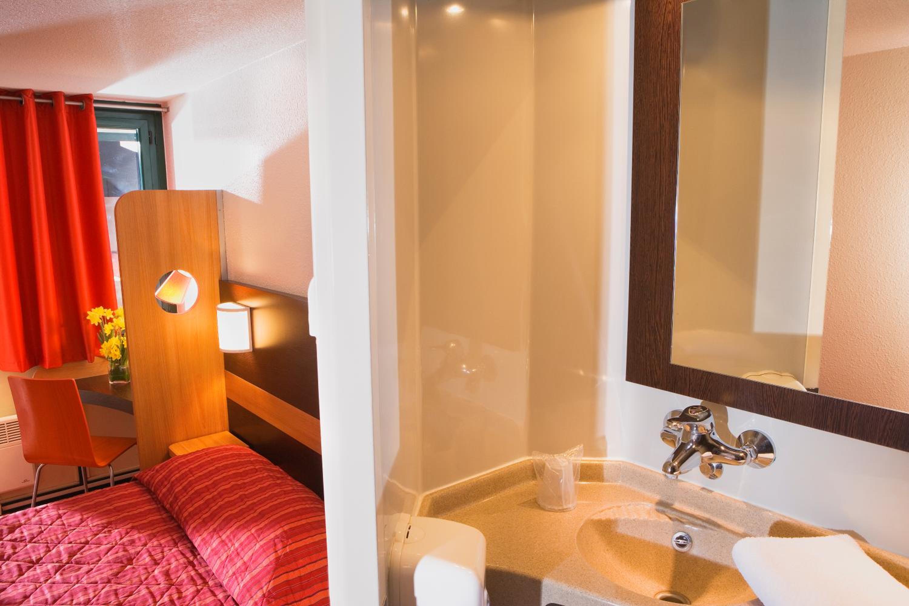 Triple Room (1 Double Bed + 1 Single Bed) - Photo 4