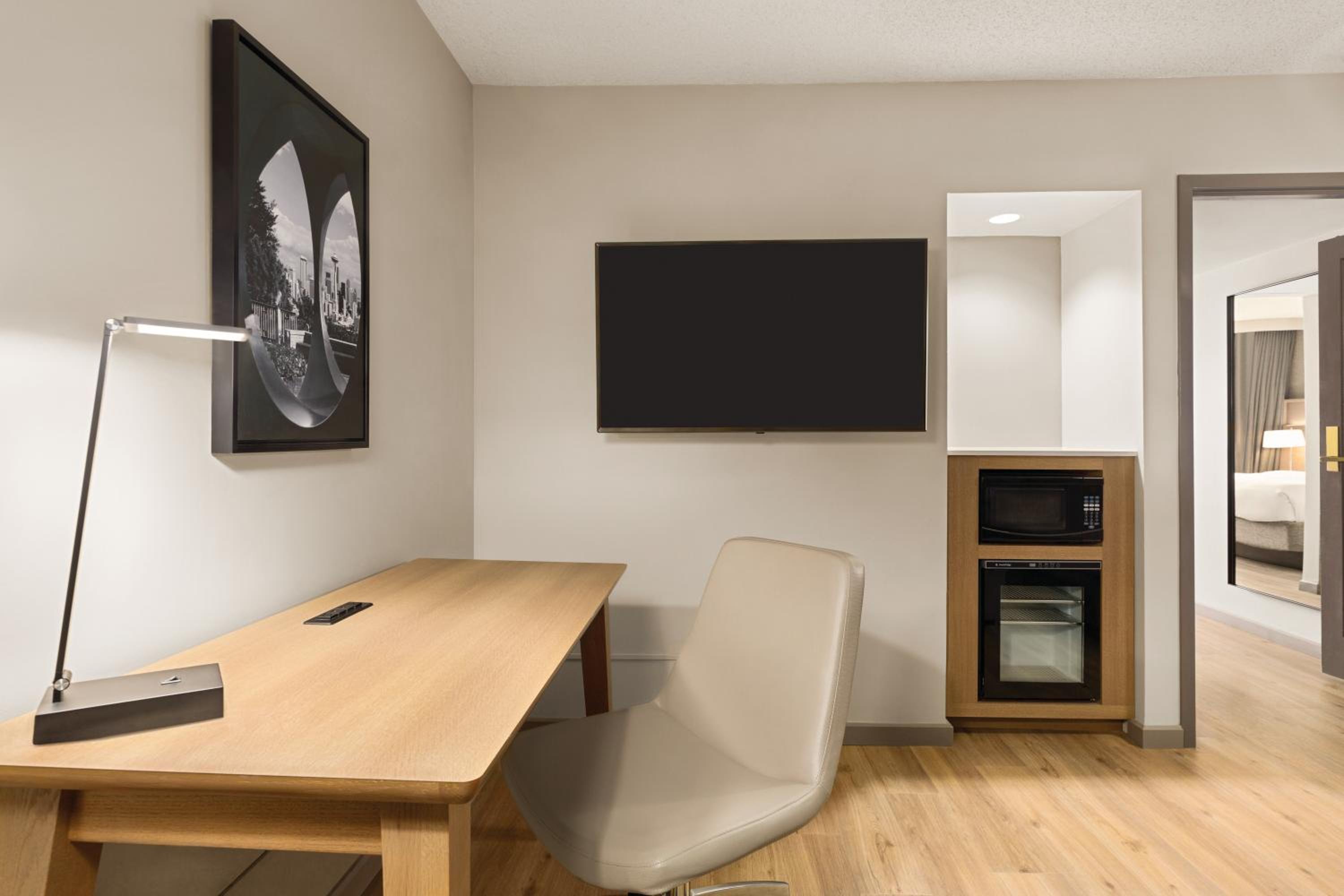 One-Bedroom King Suite with Sofa Bed - Non-Smoking - Photo 2