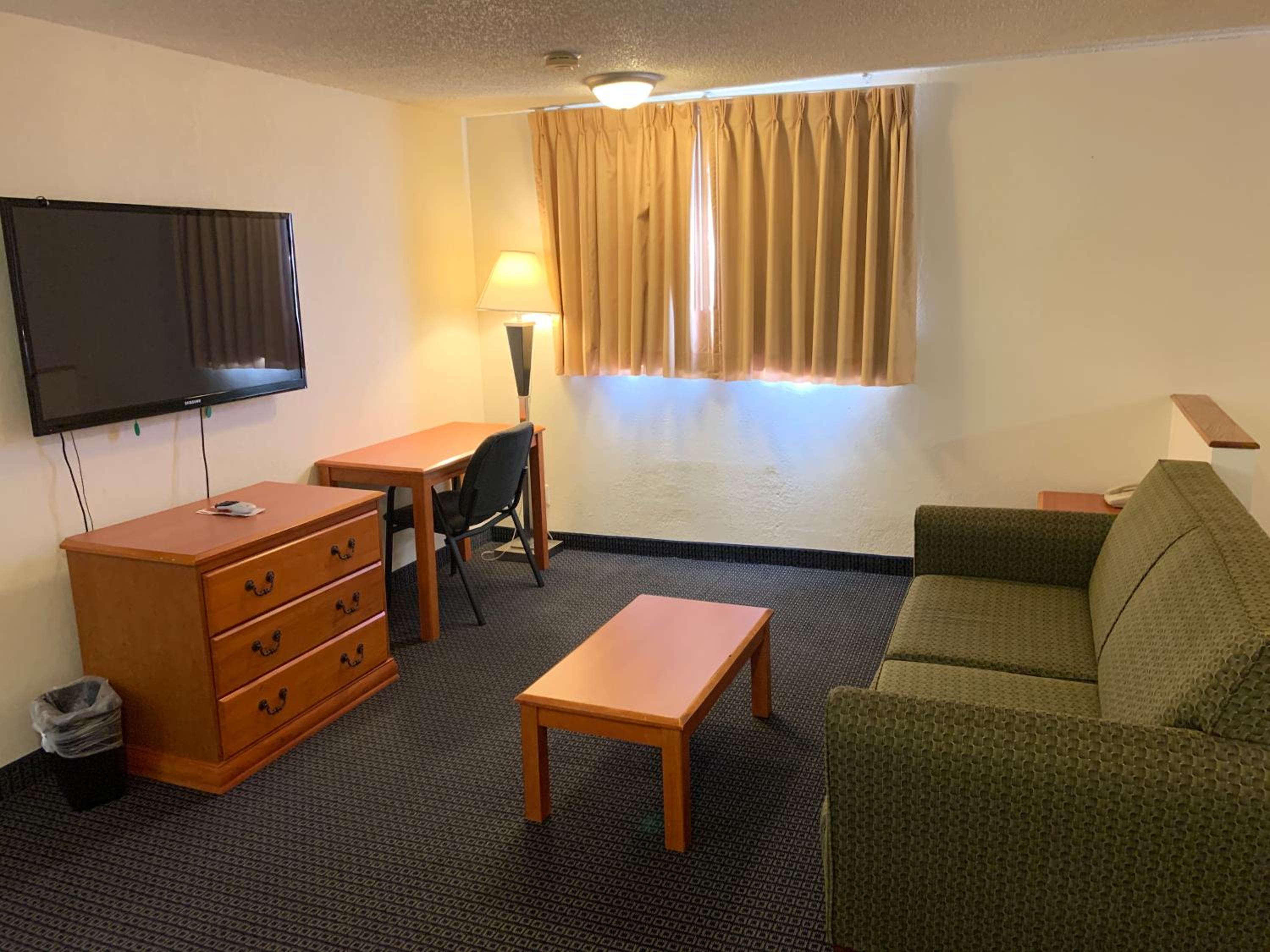 King Suite - Non-Smoking photo 3