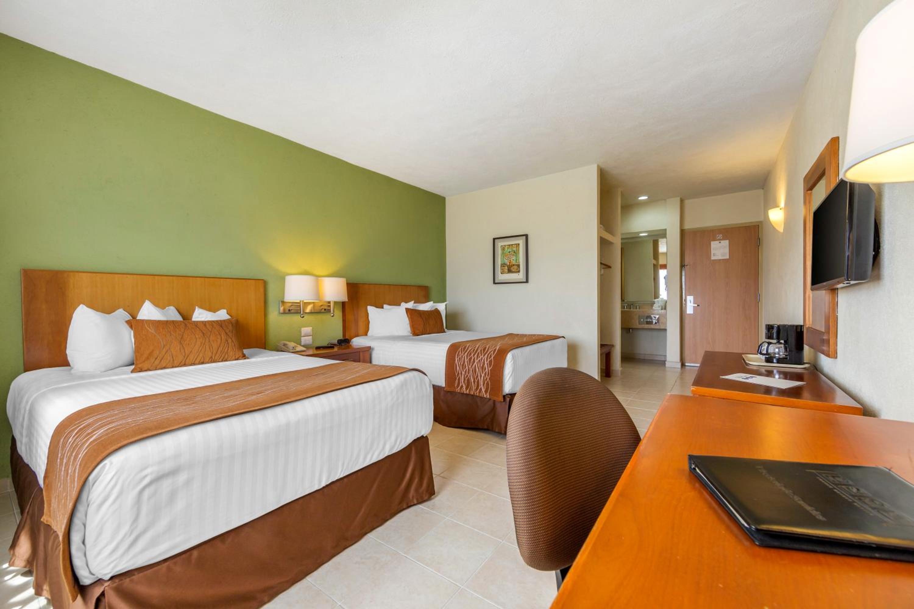 Efficiency Room with Two Double Beds - Non-Smoking photo 2