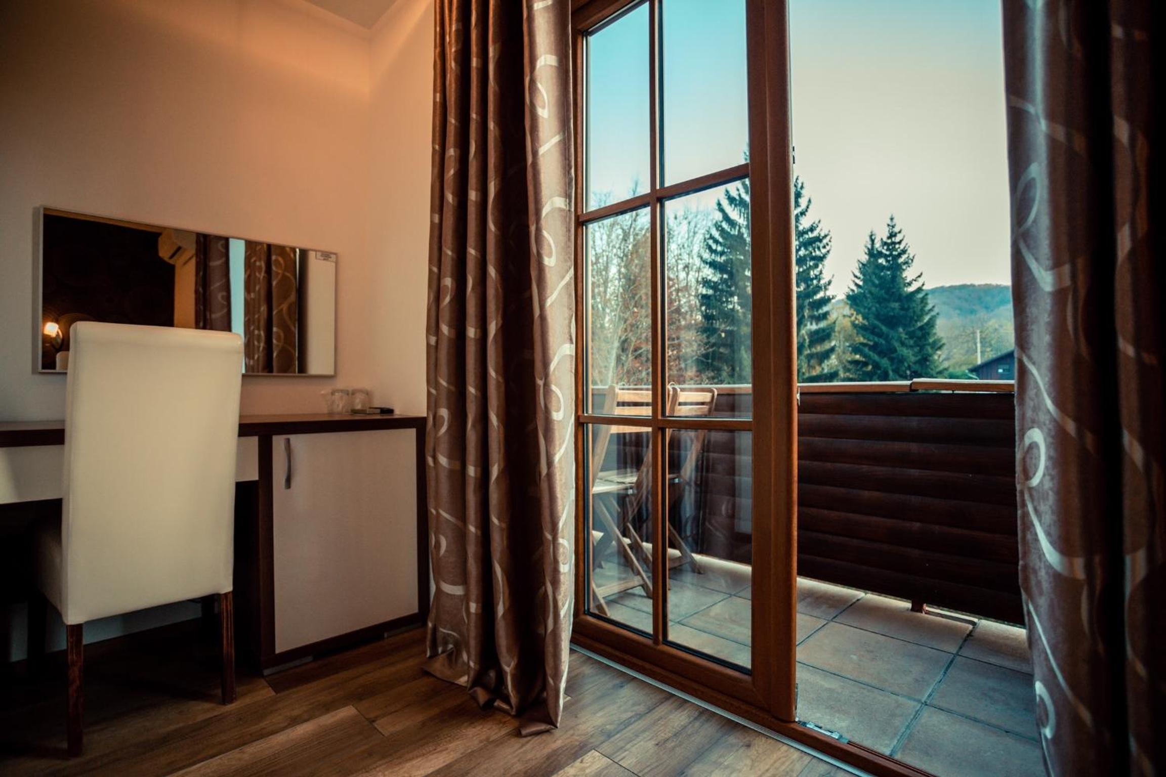 Double Room with Balcony - Photo 4