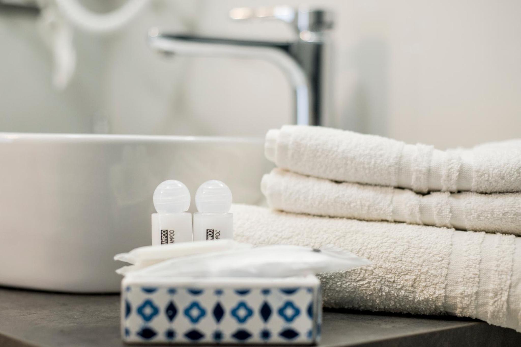 King Room with Balcony - Photo 6
