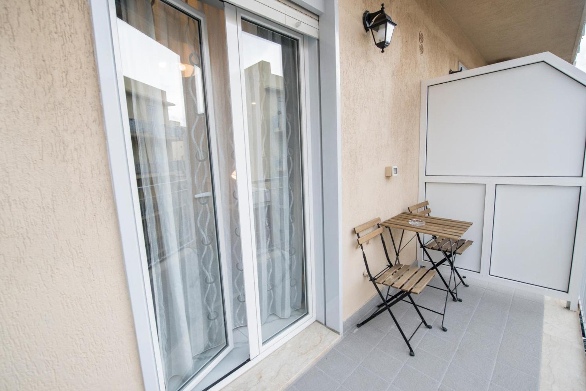 Double Room with Balcony - Photo 8