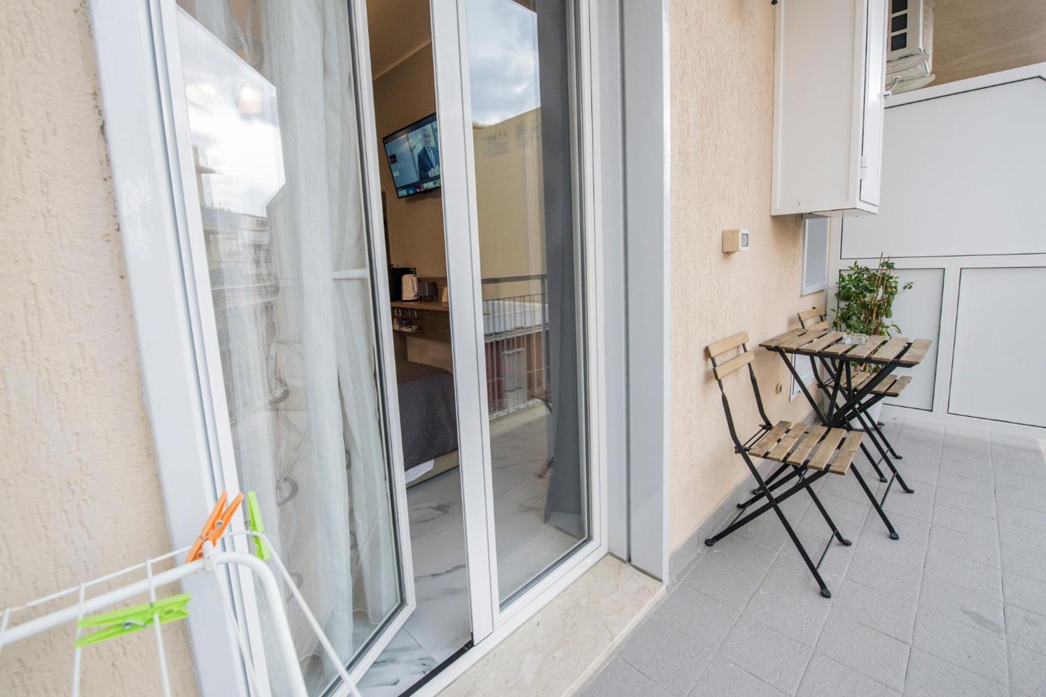 Deluxe Double Room with Balcony - Photo 8