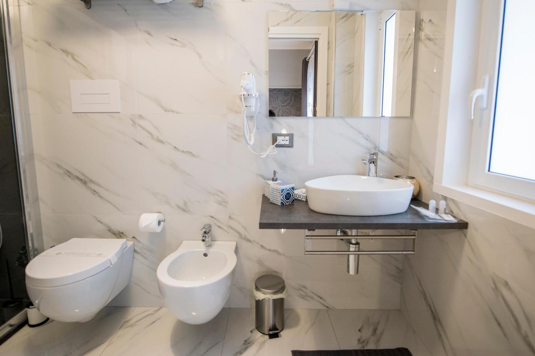 Deluxe Double Room with Balcony - Photo 10