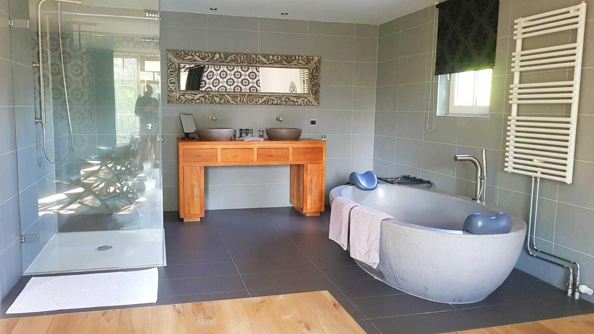 Deluxe Double Room (2 Adults + 1 Child) photo 3