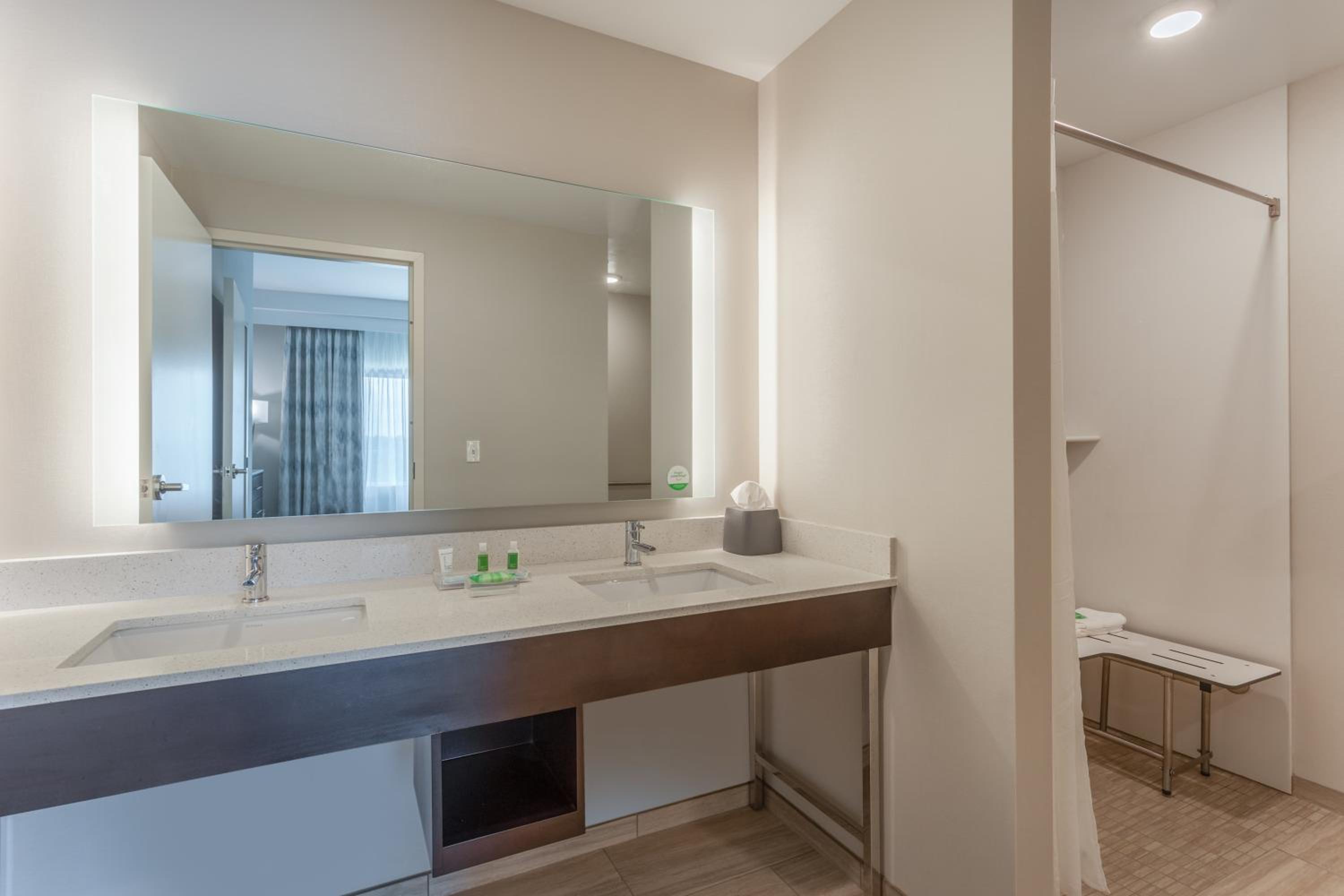 Queen Room with Accessible Roll In Shower - Non-Smoking photo 2