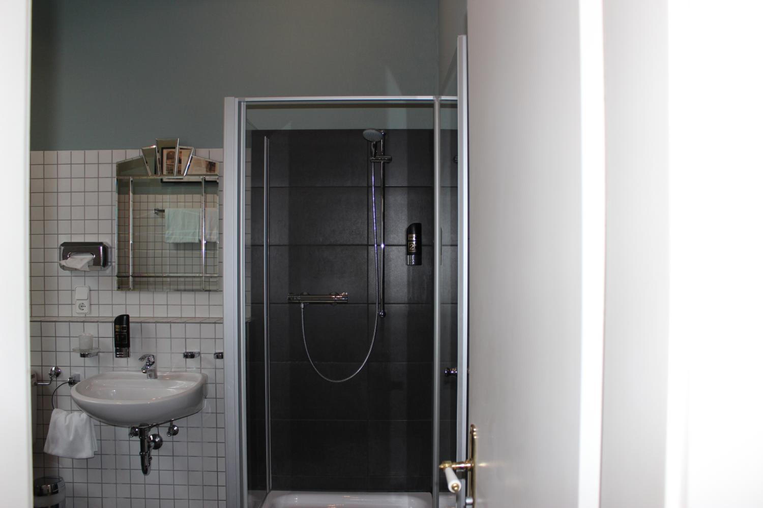 Budget Double Room - Photo 3