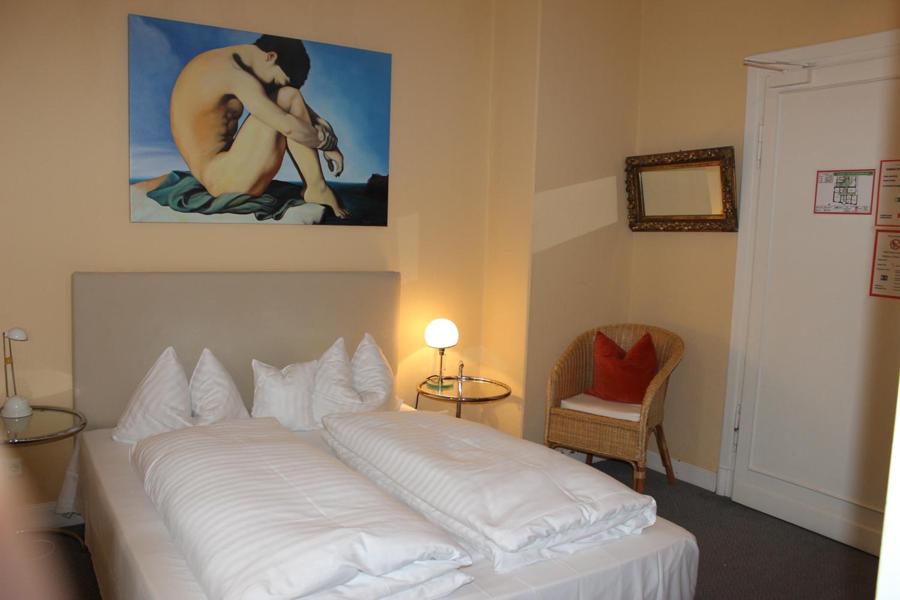 Budget Double Room - Photo 6