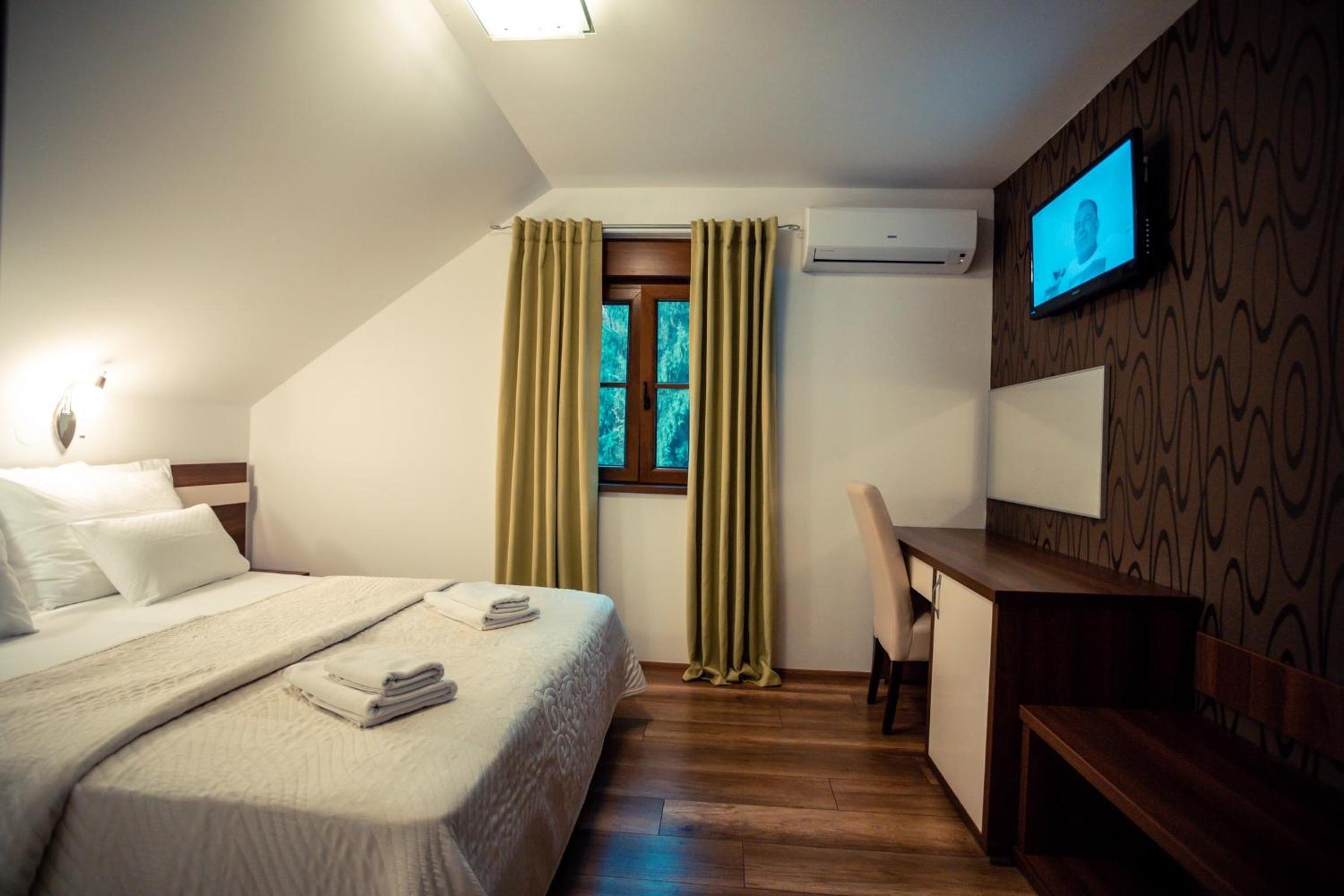 Double Room - Photo 10