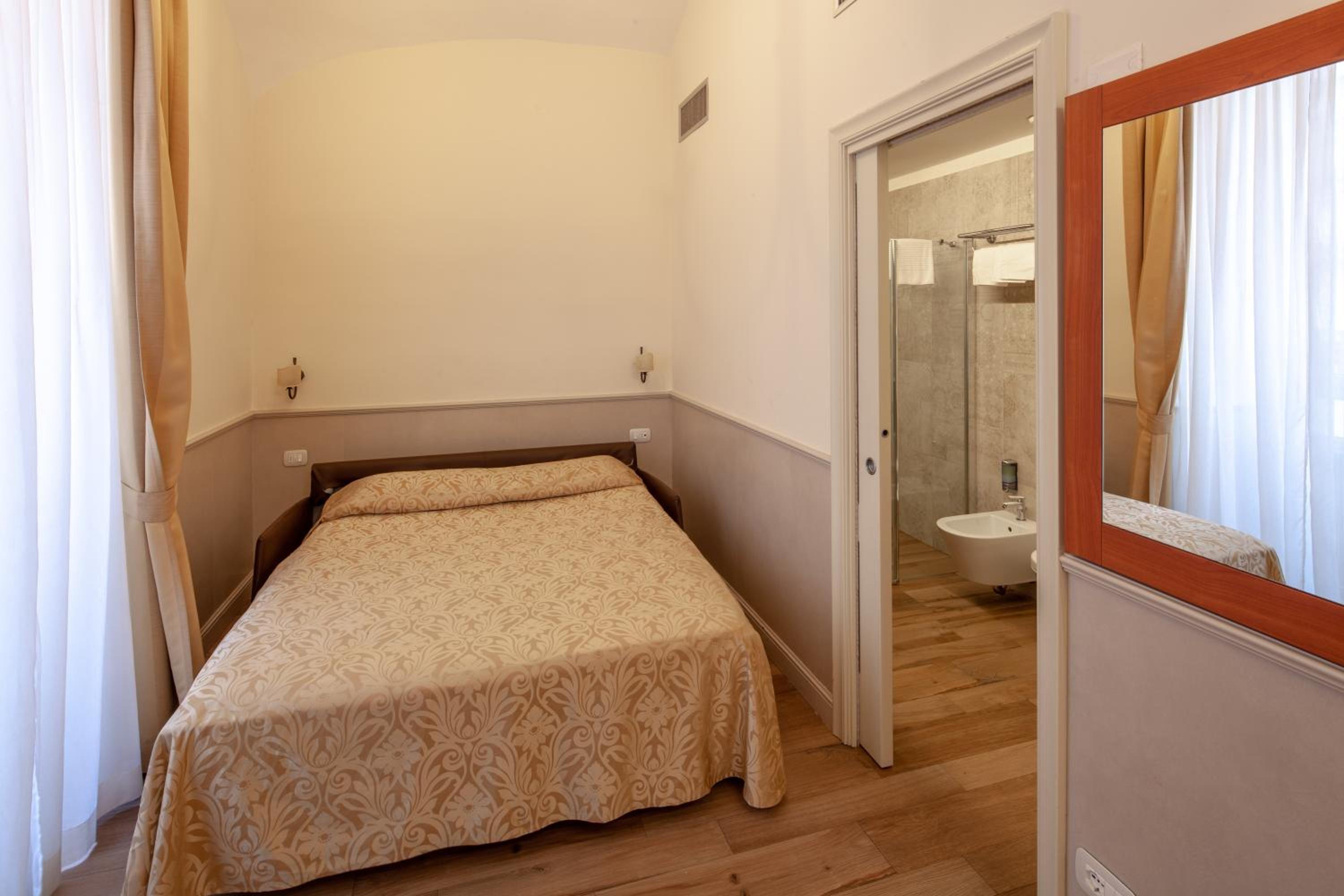 Standard Double Room photo 3