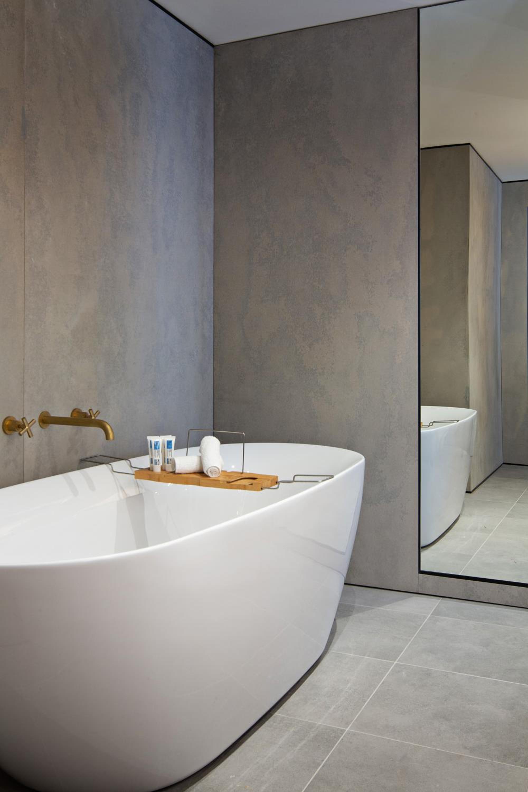 Sky Room with Bath thumbnail 6