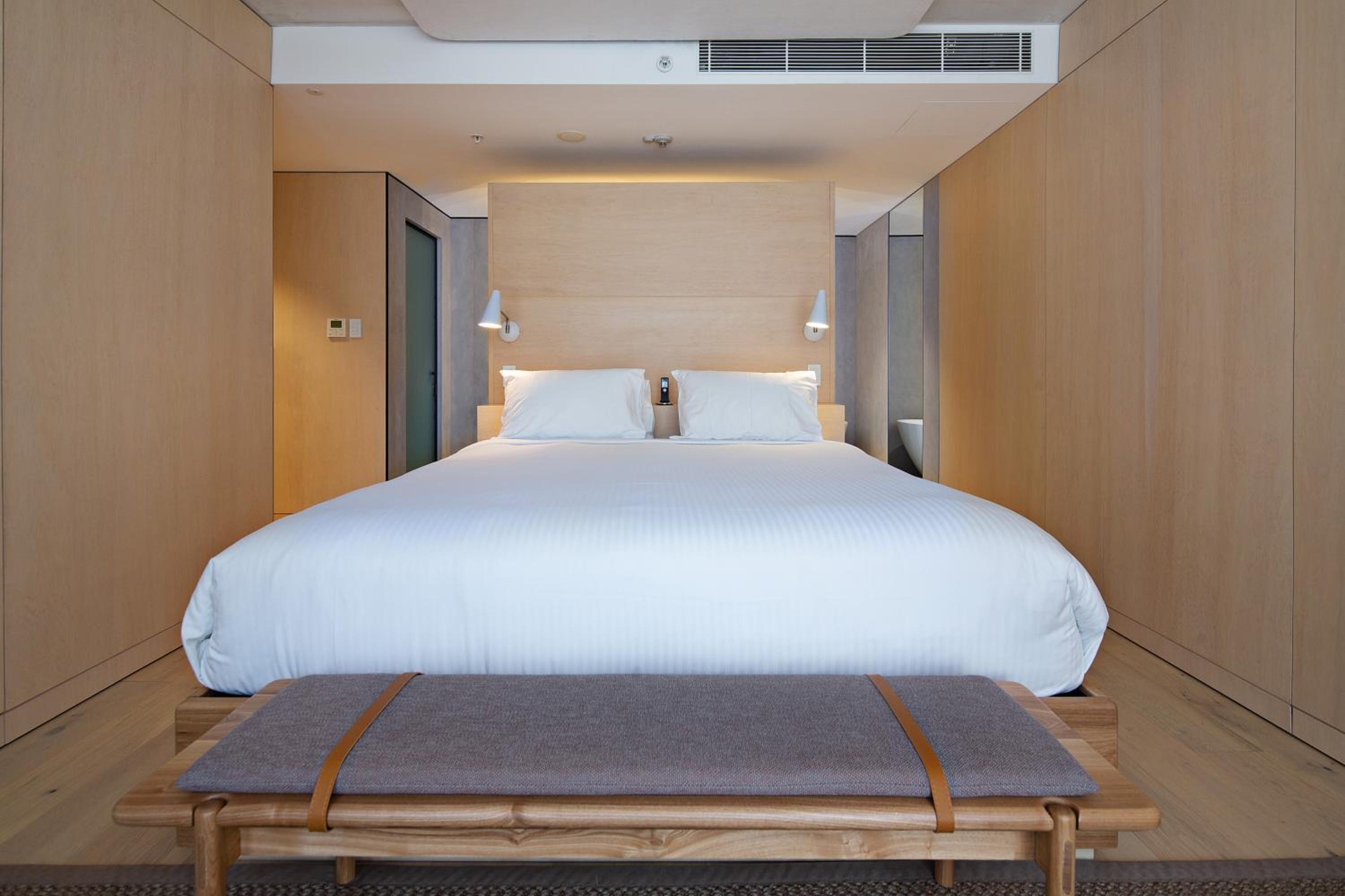 Sky Room with Bath thumbnail 5