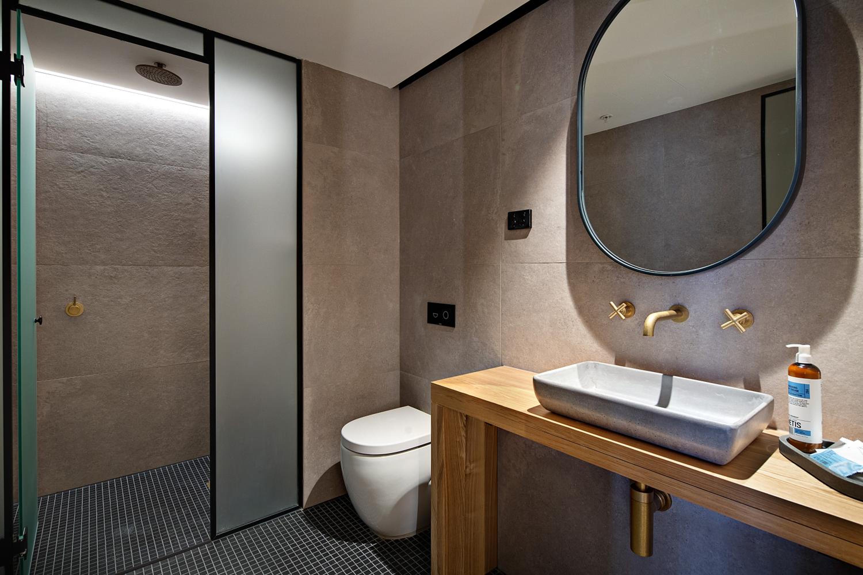 Sky Room with Bath thumbnail 6