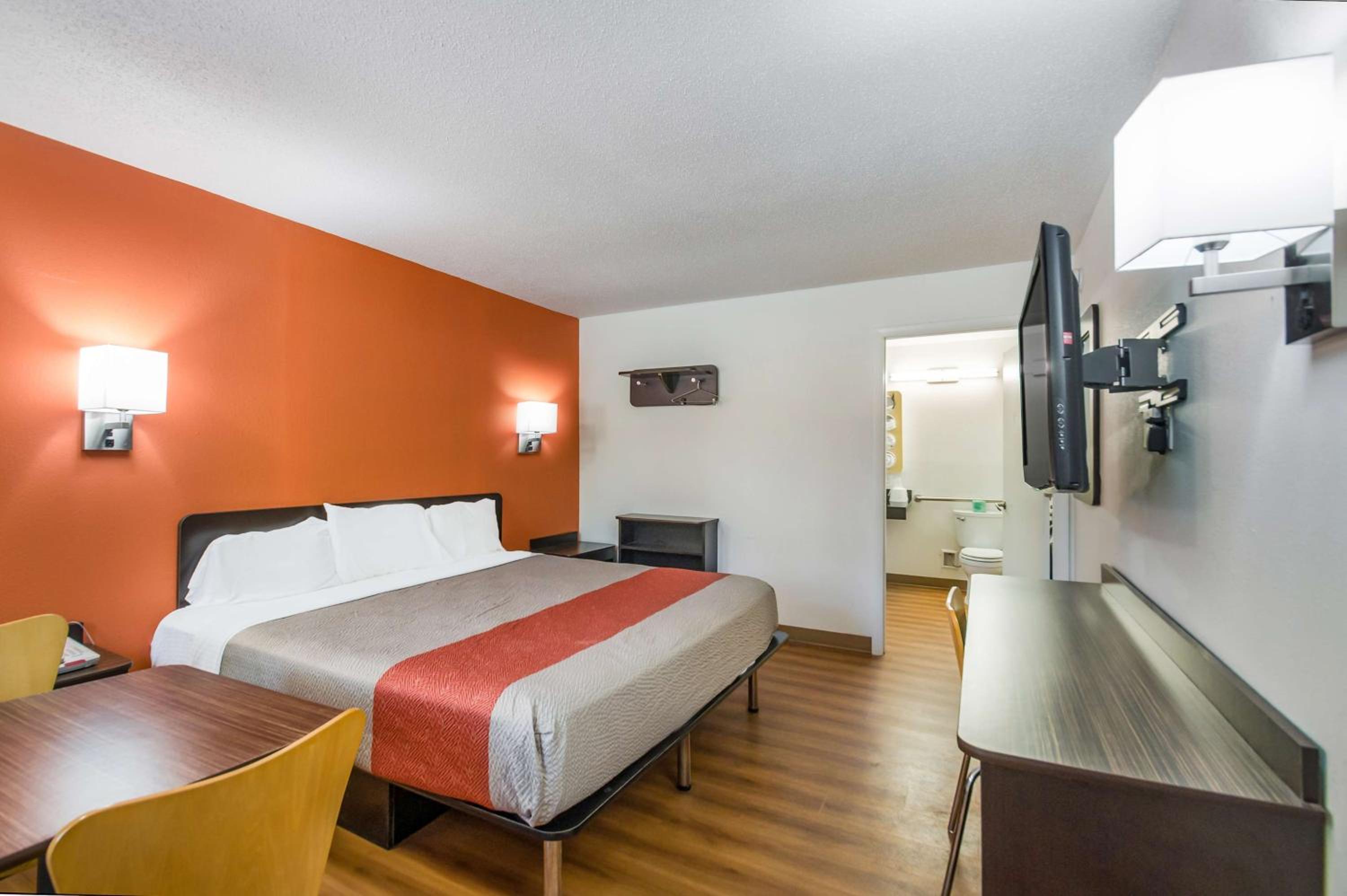 King Room with Roll-in Shower - Disability Access - Non-Smoking photo 2