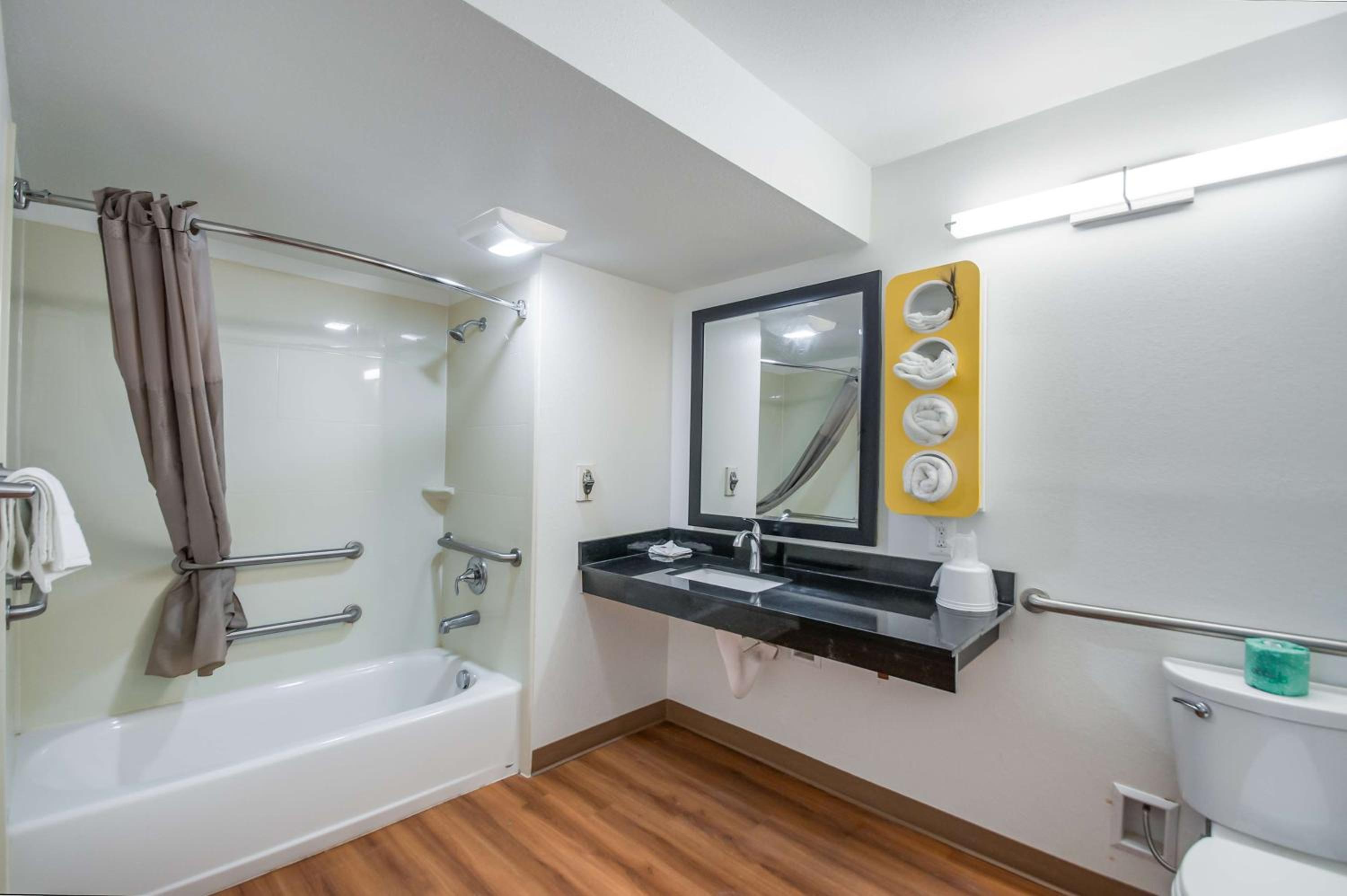 King Room - Disability Access - Non-Smoking photo 2