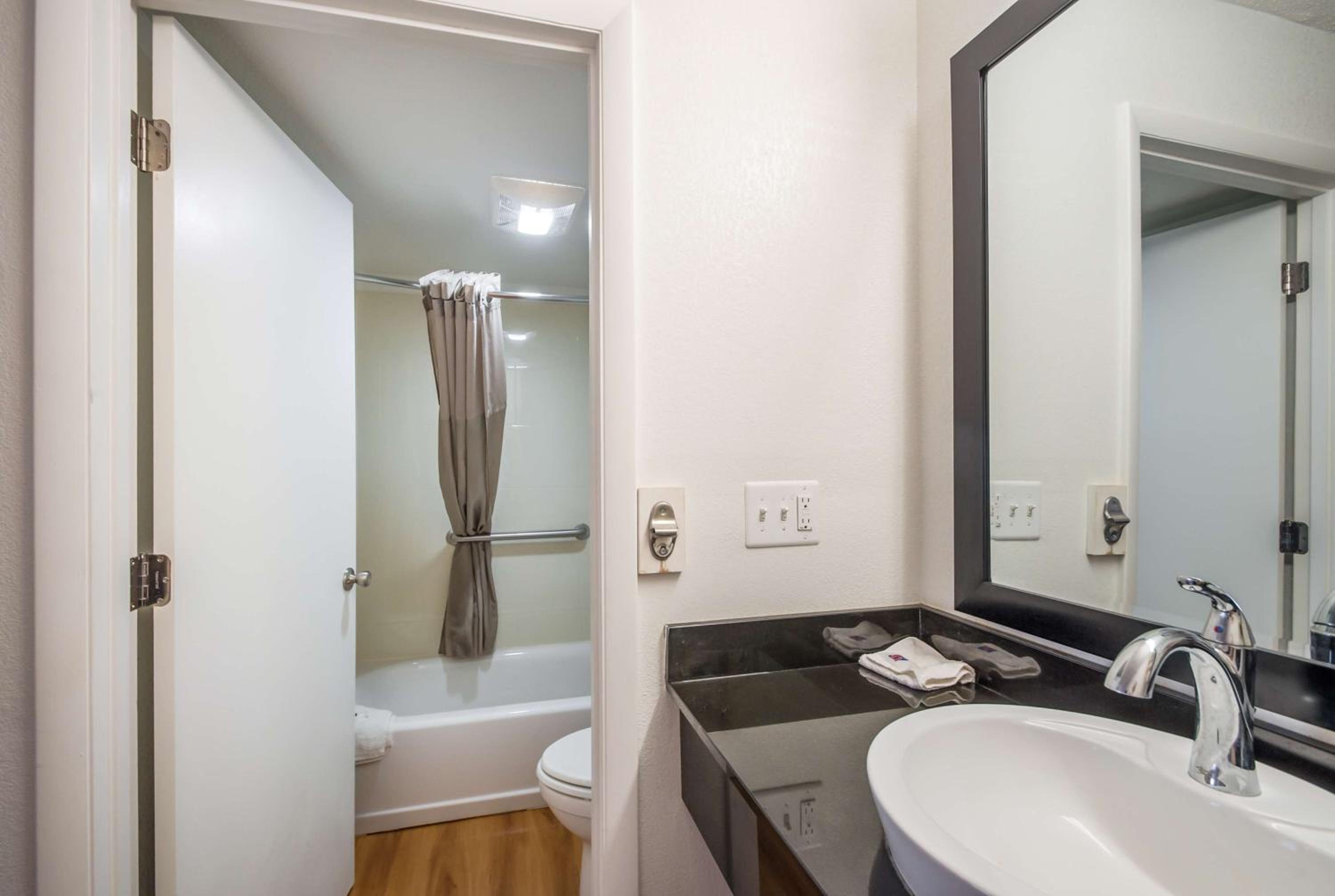 Quadruple Room - Non-Smoking photo 3