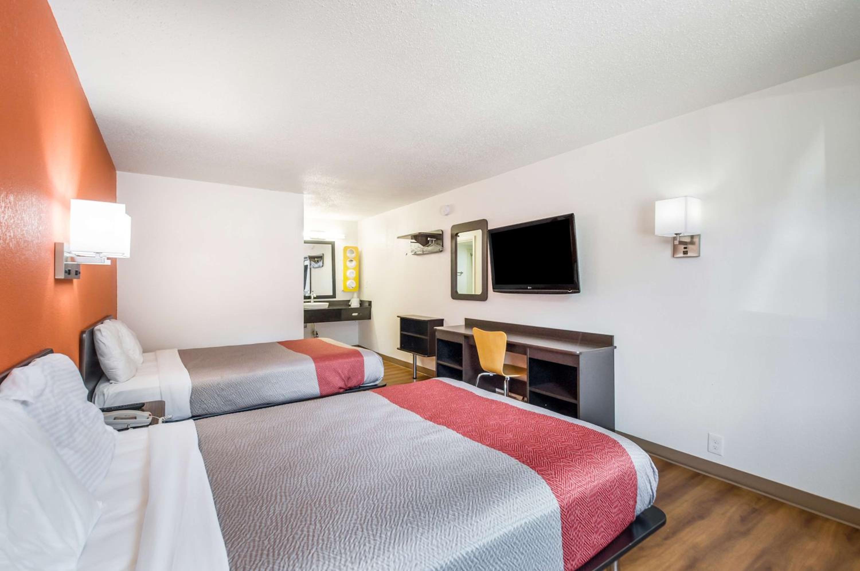 Quadruple Room - Non-Smoking photo 2