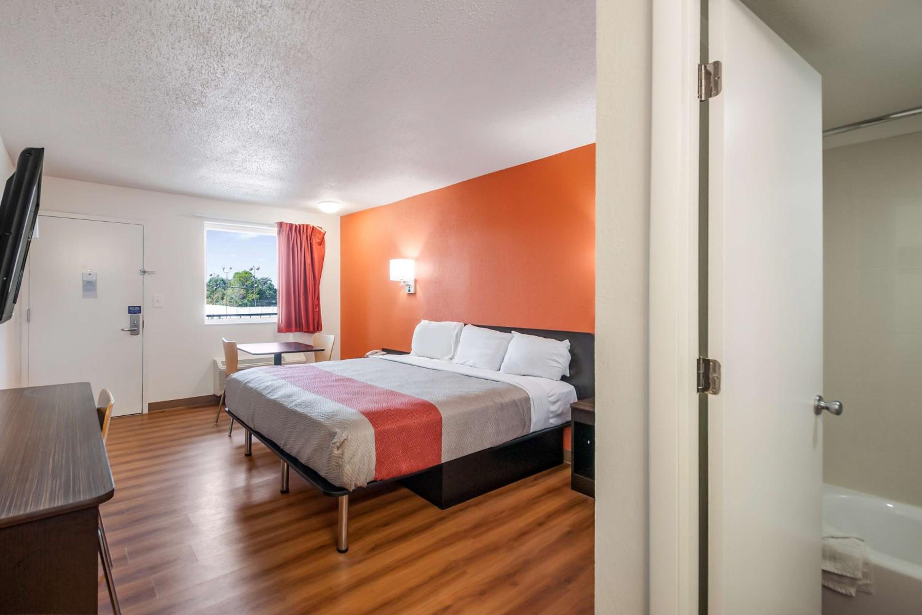 King Room - Non-Smoking photo 1