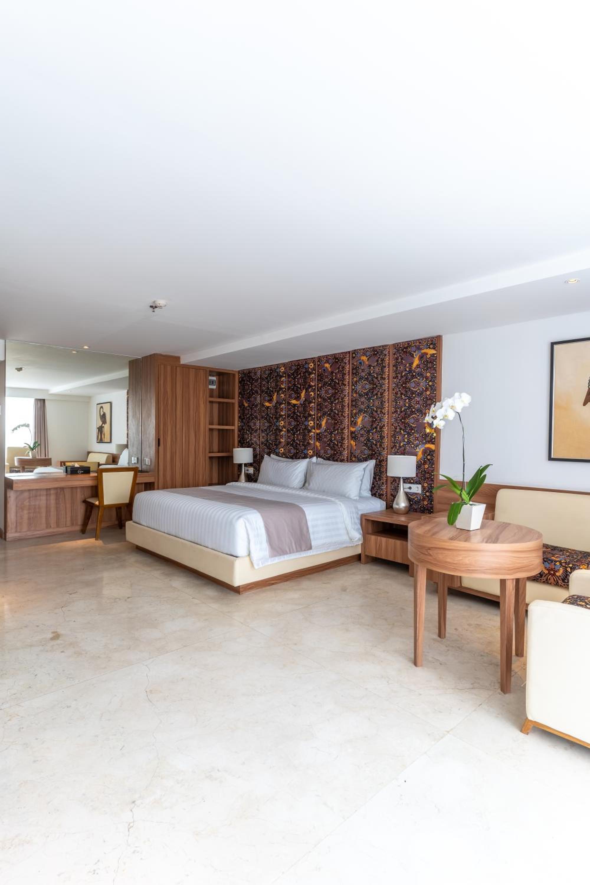 Suite Room - Photo 15