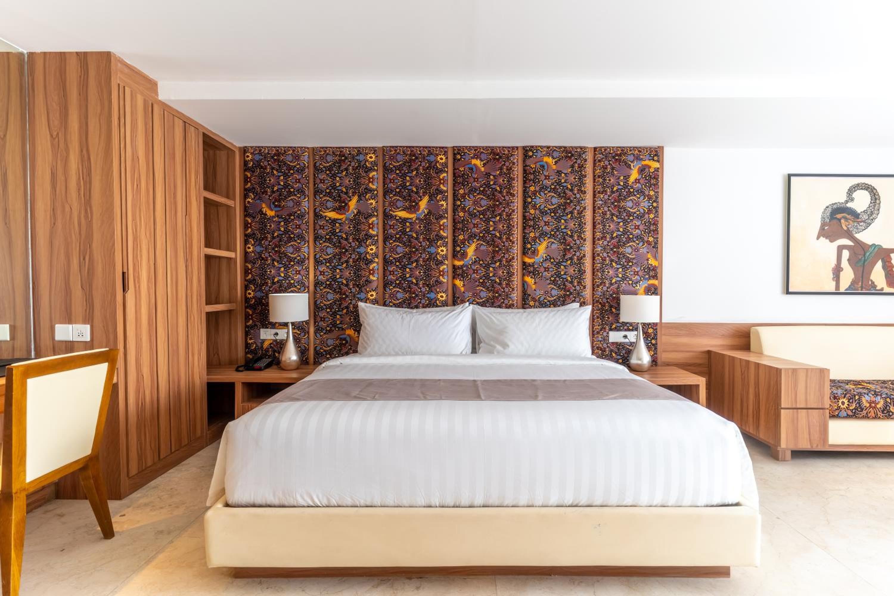 Suite Room - Photo 13
