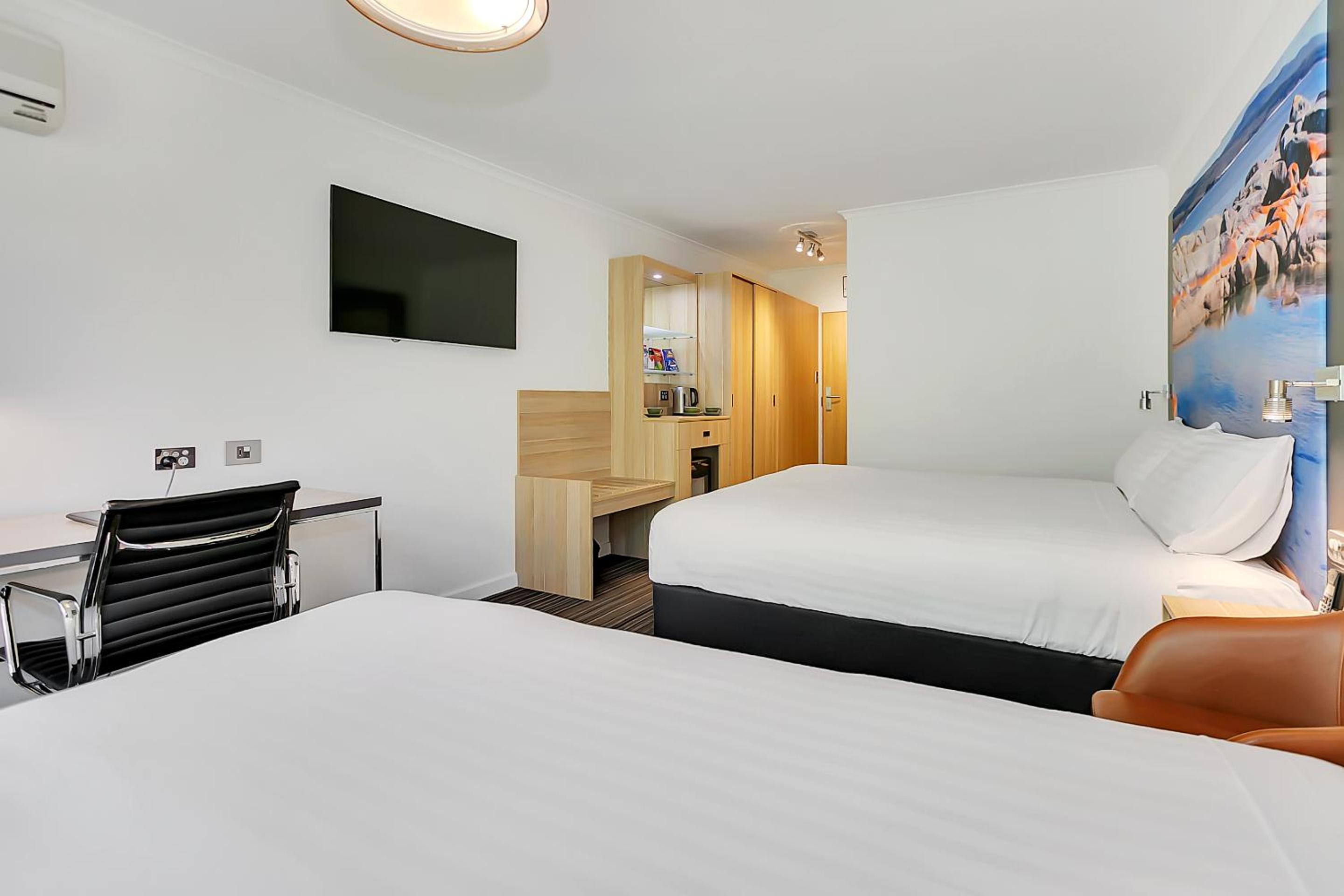 Deluxe King Room with Single Bed photo 3