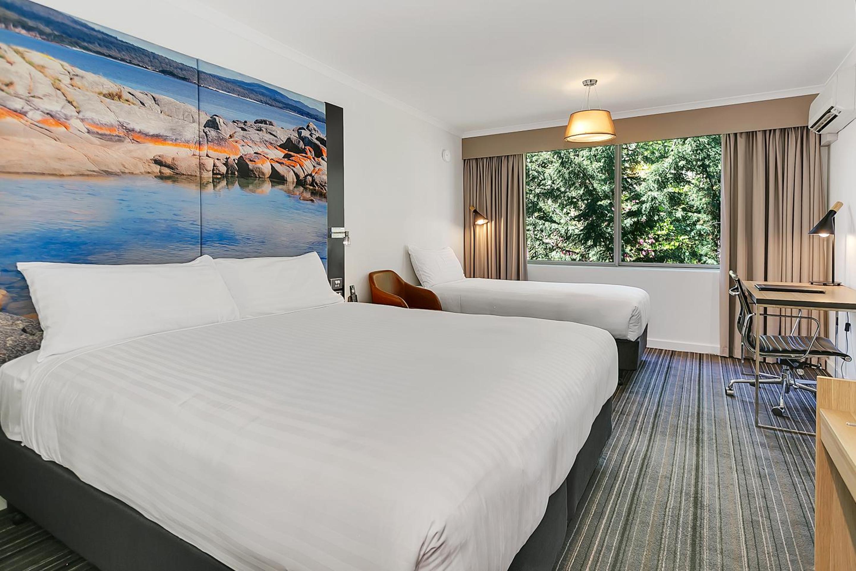 Deluxe King Room with Single Bed photo 1