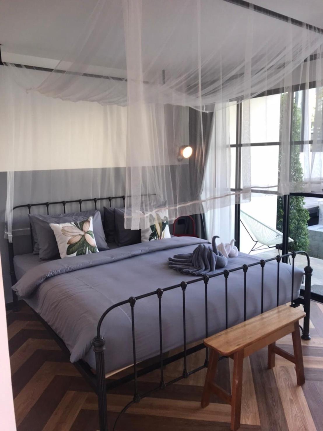 Junior Suite with Pool View - Photo 19
