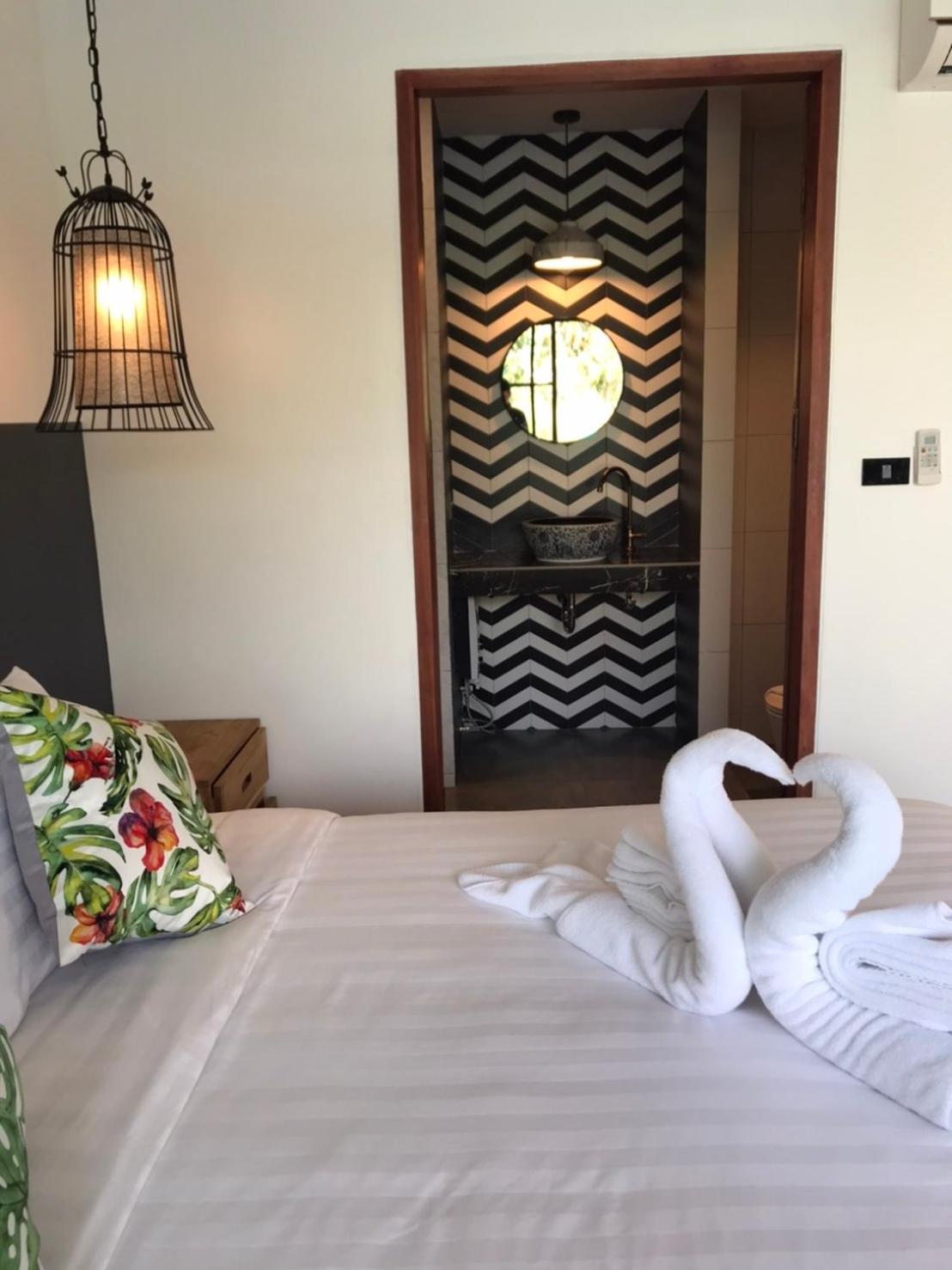 Junior Suite with Pool View - Photo 6