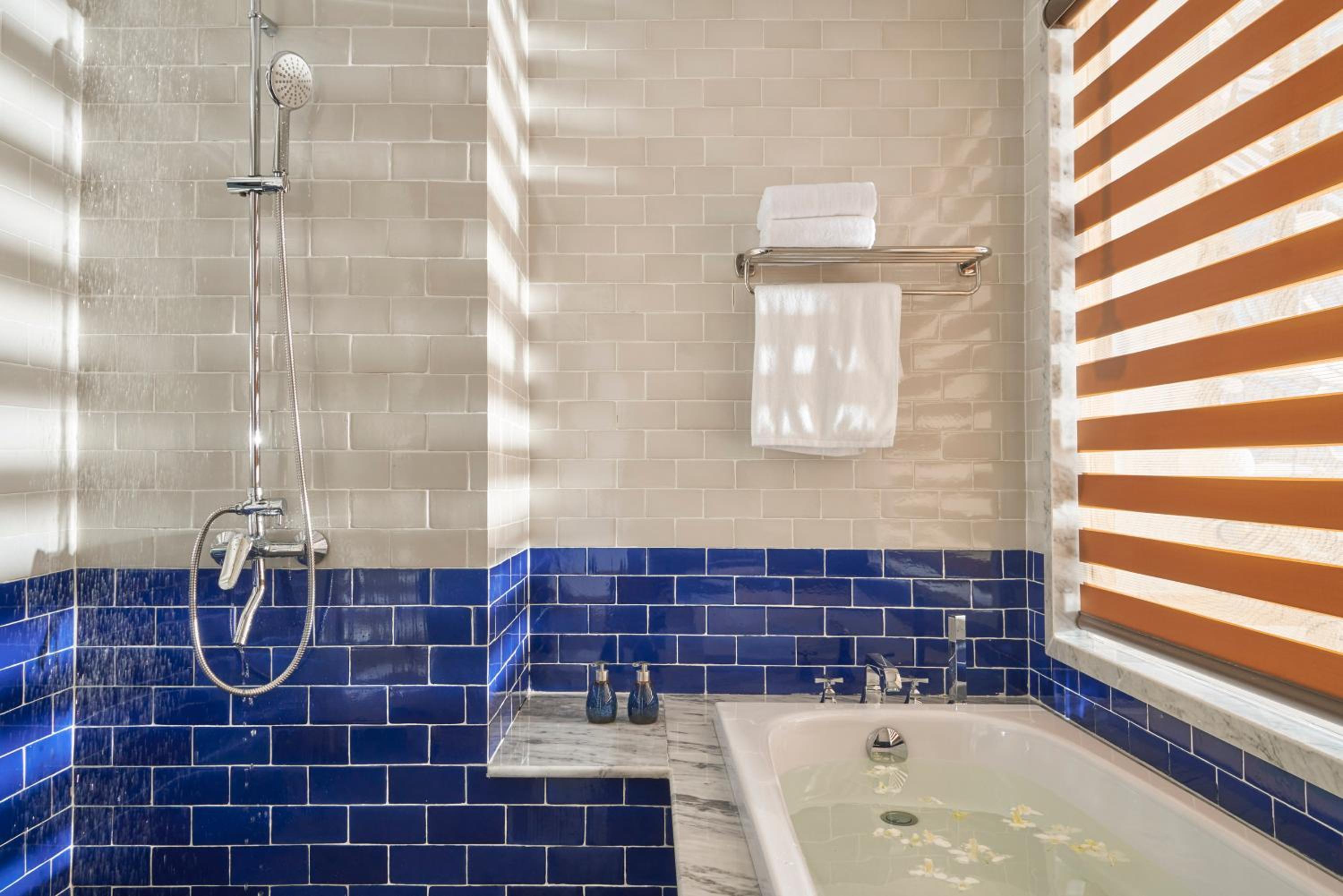 Sofiana Signature Suite Room – Free 01 Traditional Da Nang Pancake per Room - Photo 9