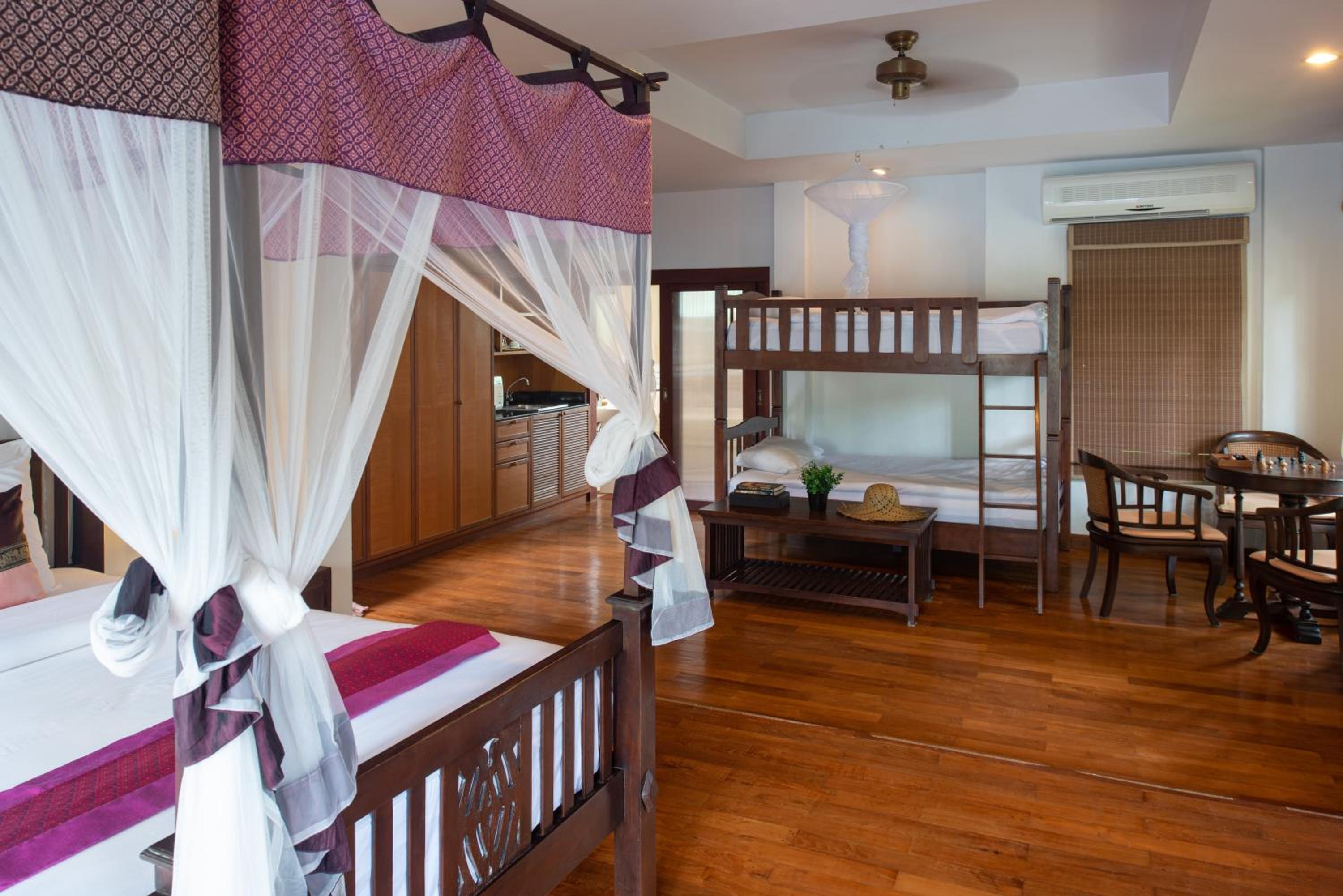 Family Suite Double Room and Bunk Bed with Pool View photo 1