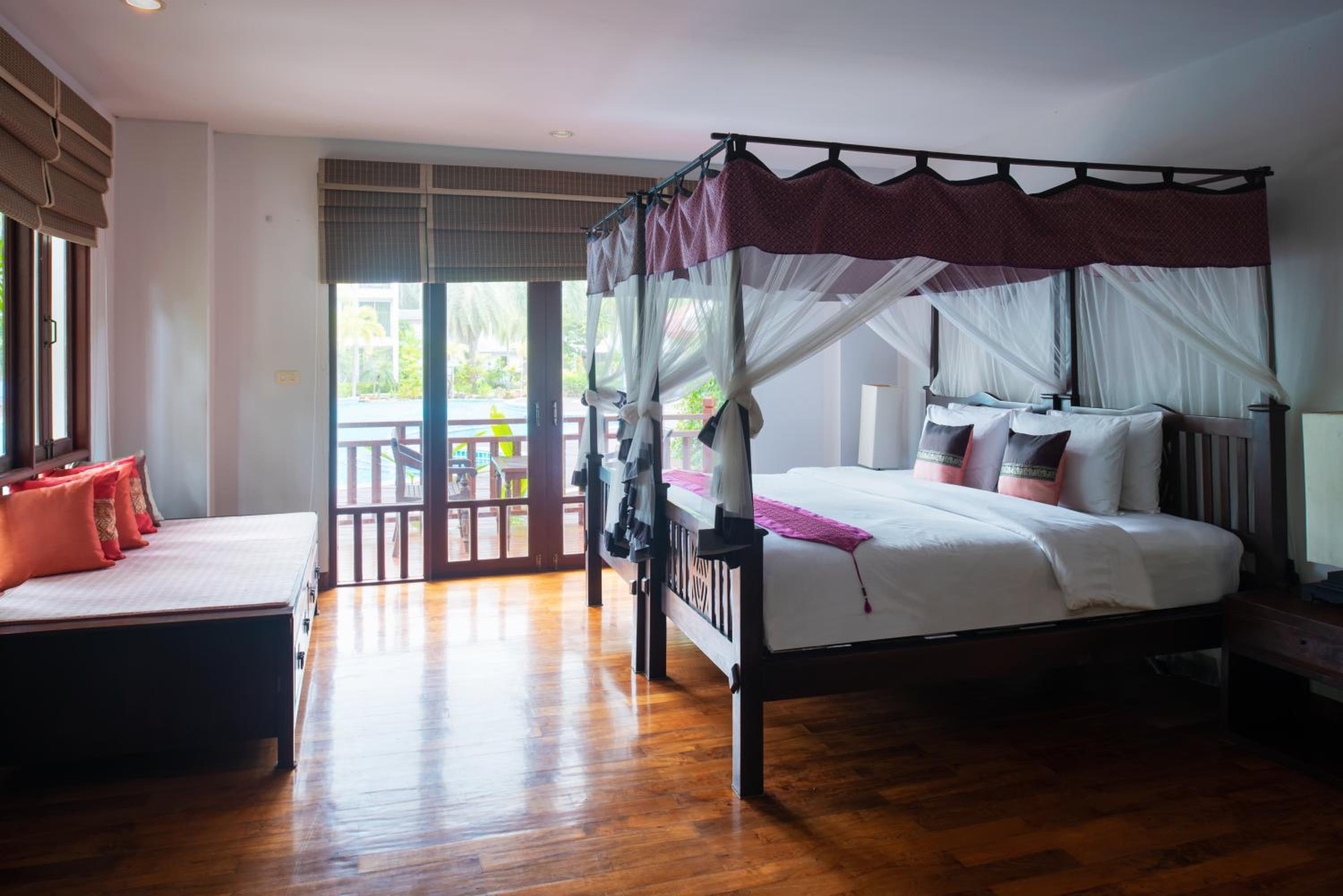 Family Suite Double Room and Bunk Bed with Pool View photo 2