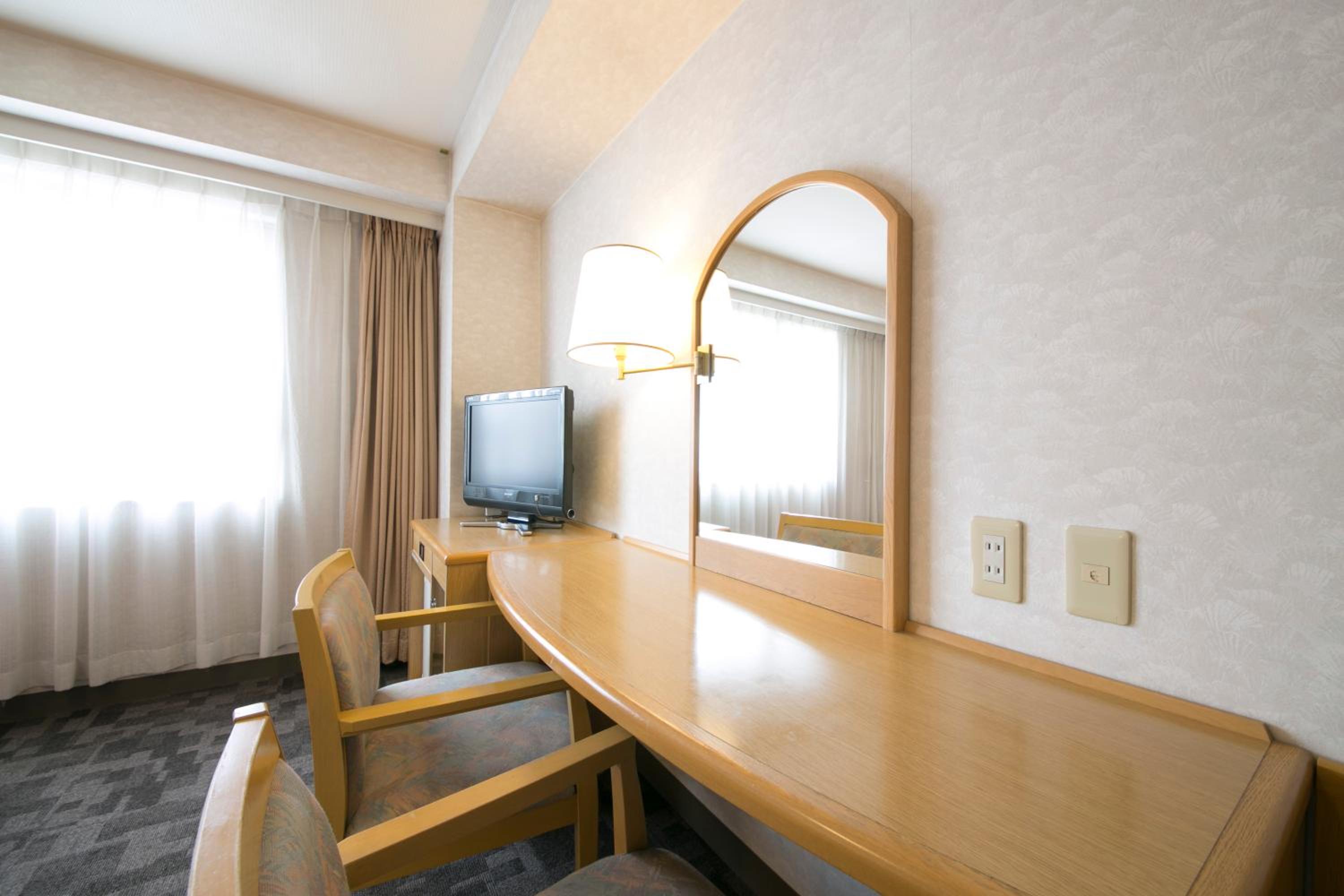 Twin Room - Non-Smoking - Photo 4
