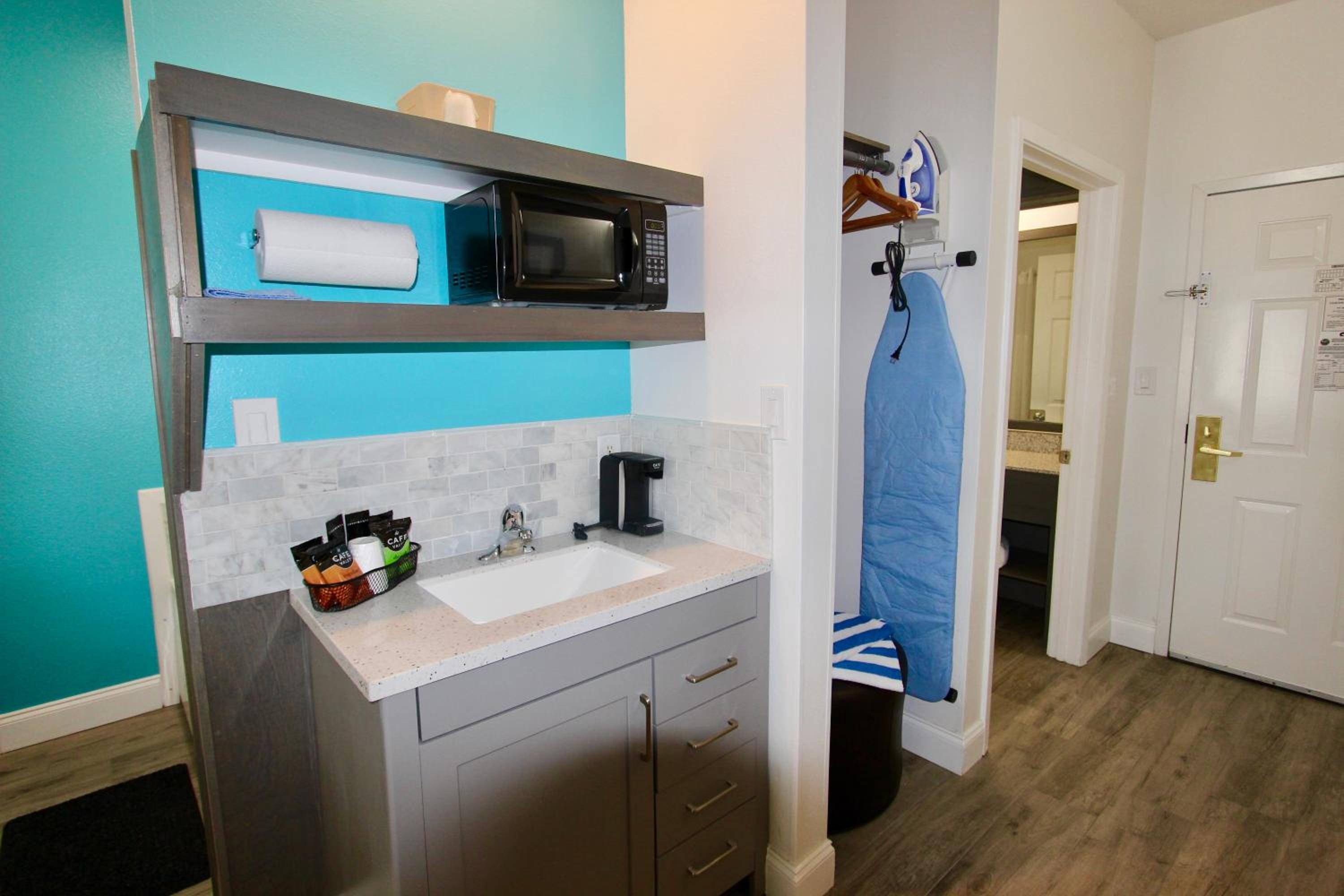 Premium King Suite with Spa Bath - Photo 6