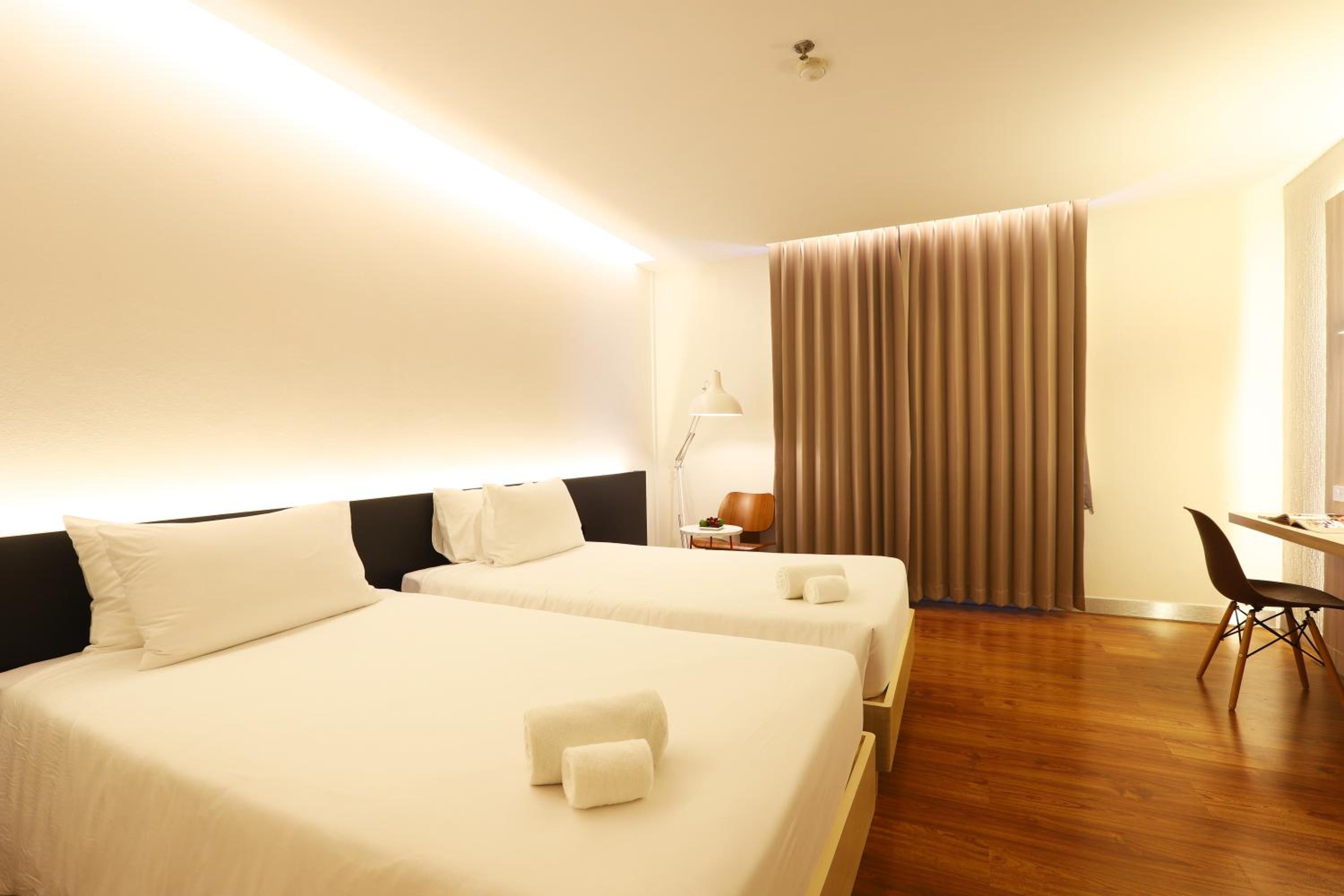 Deluxe Room Twin Bed - Photo 11