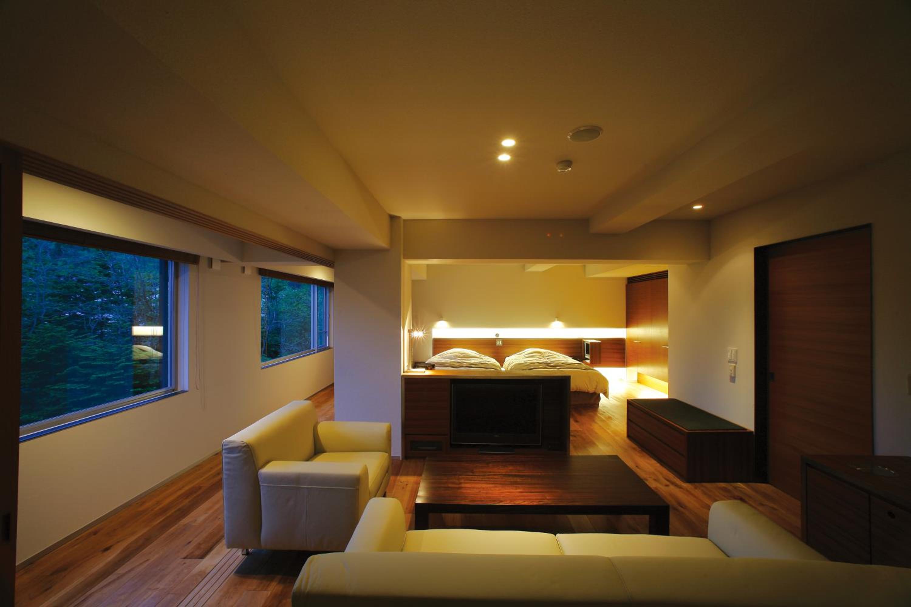 Standard Suite - Non-Smoking - Adult Only photo 2