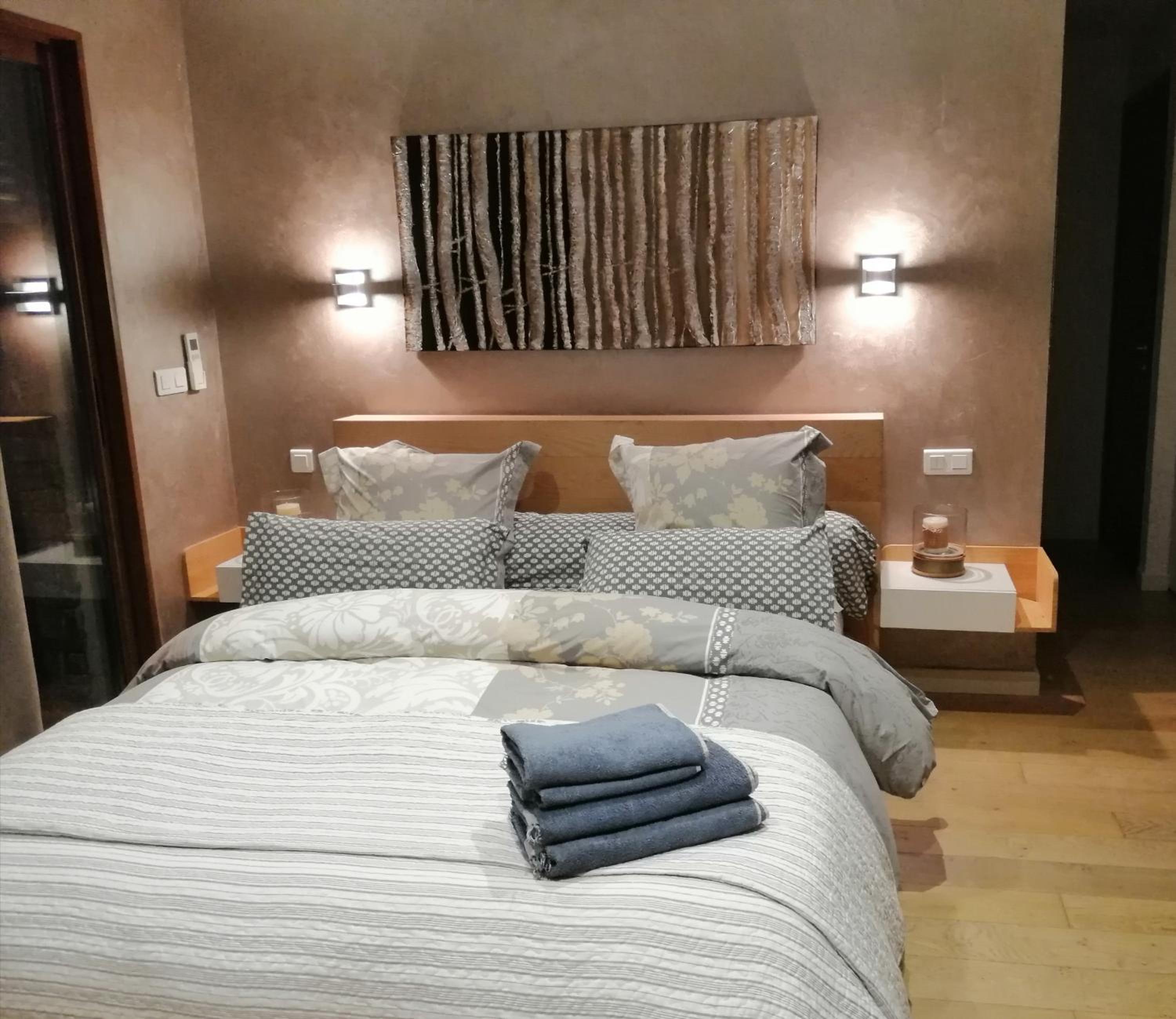 Deluxe Double Room (2 Adults + 1 Child) - Photo 8