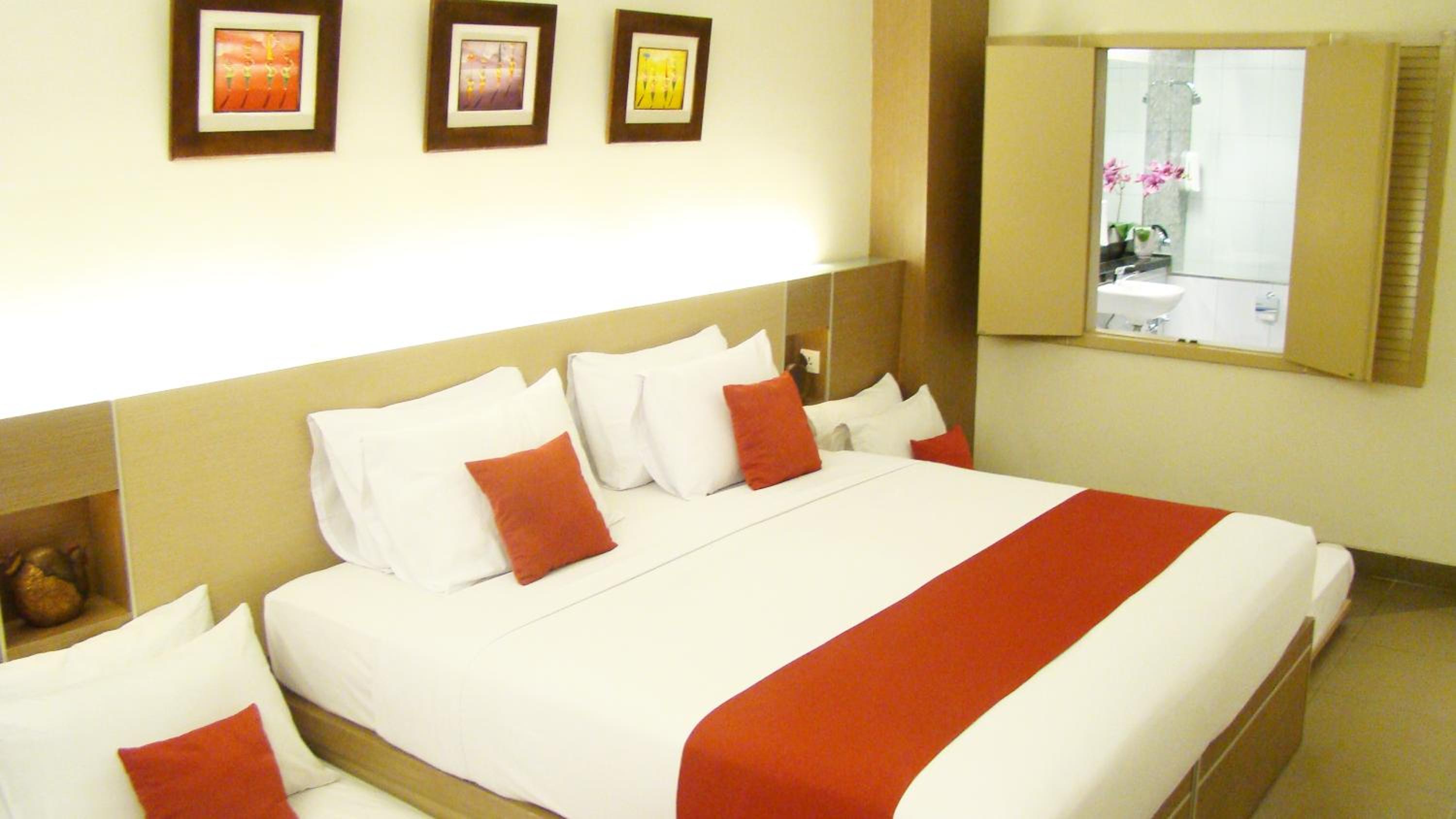 Executive Quadruple Room - Room Only - Photo 1