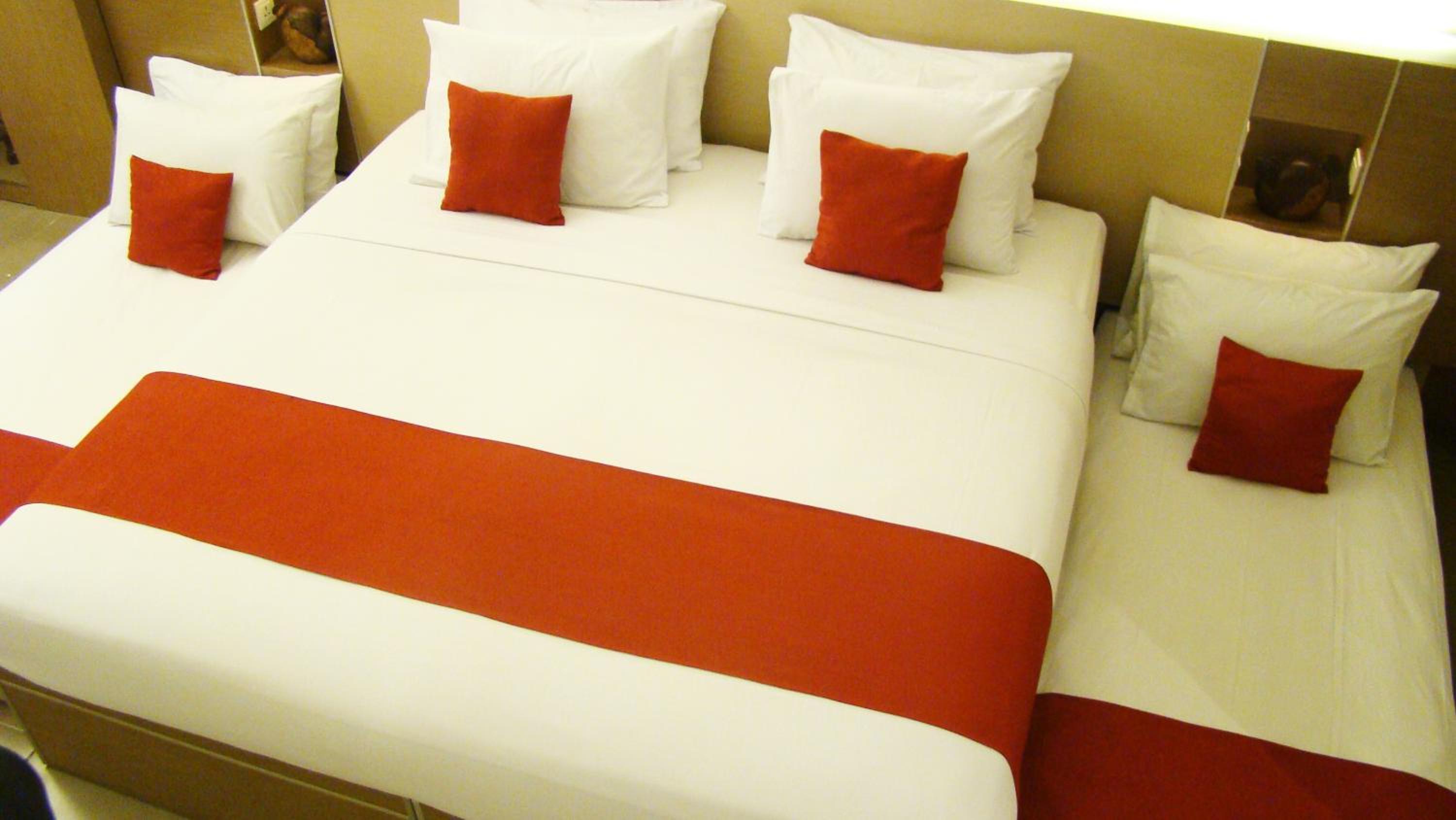 Executive Quadruple Room - Room Only - Photo 4