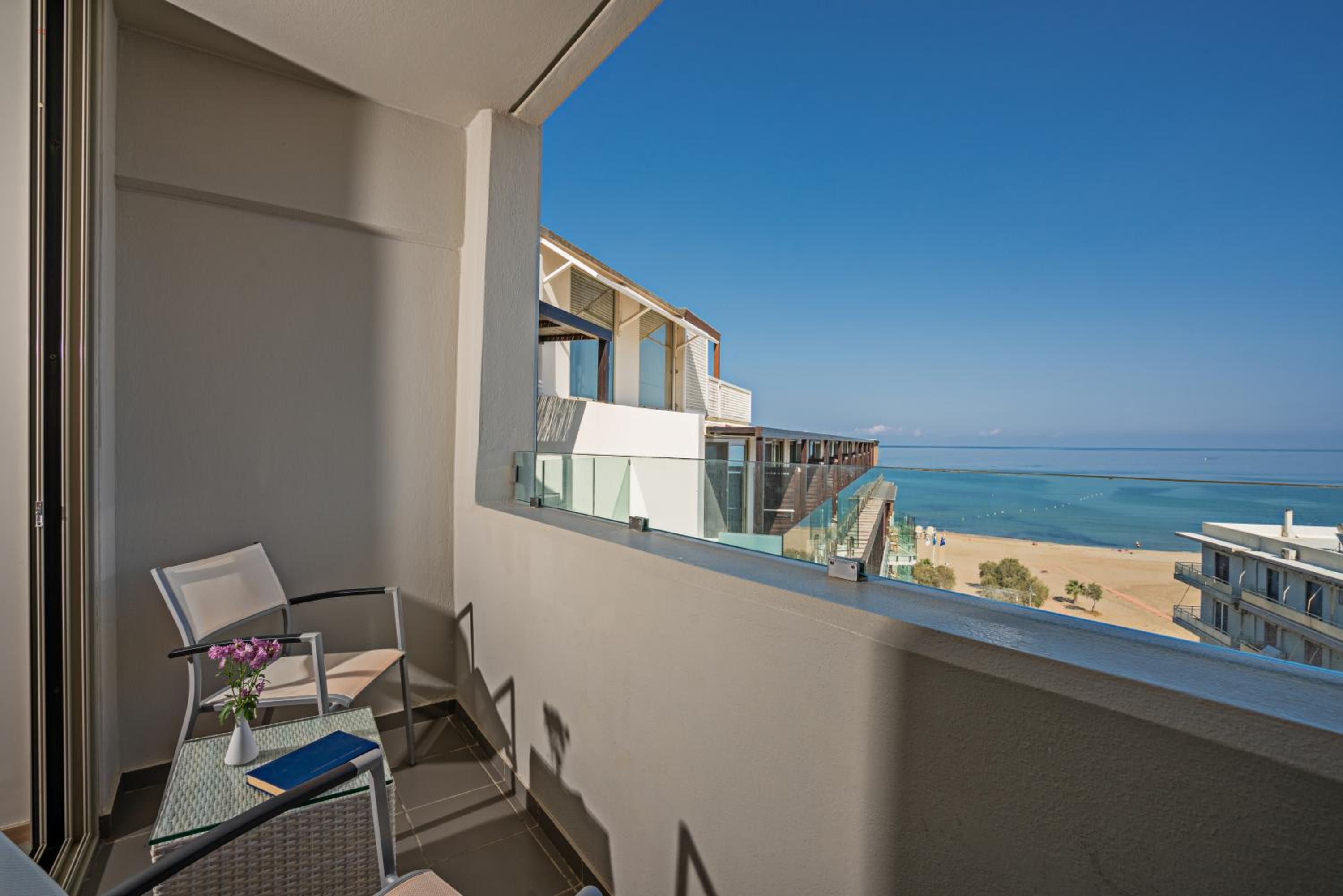 Double Room with Sea View - Photo 3