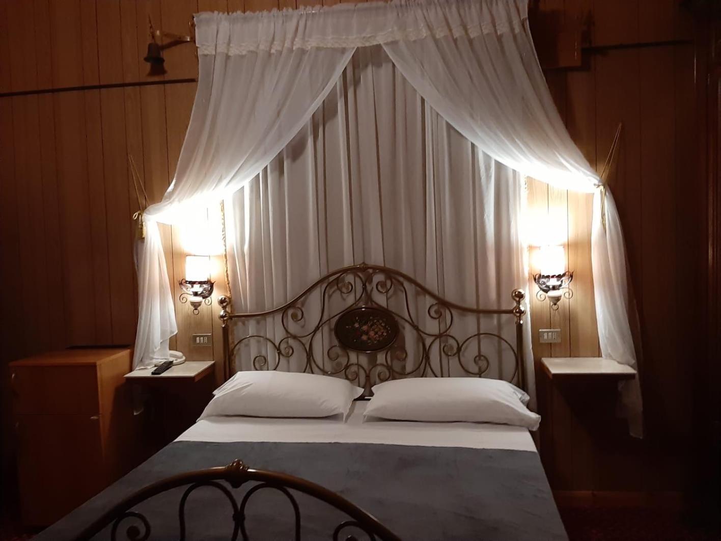 Double Room - Photo 8