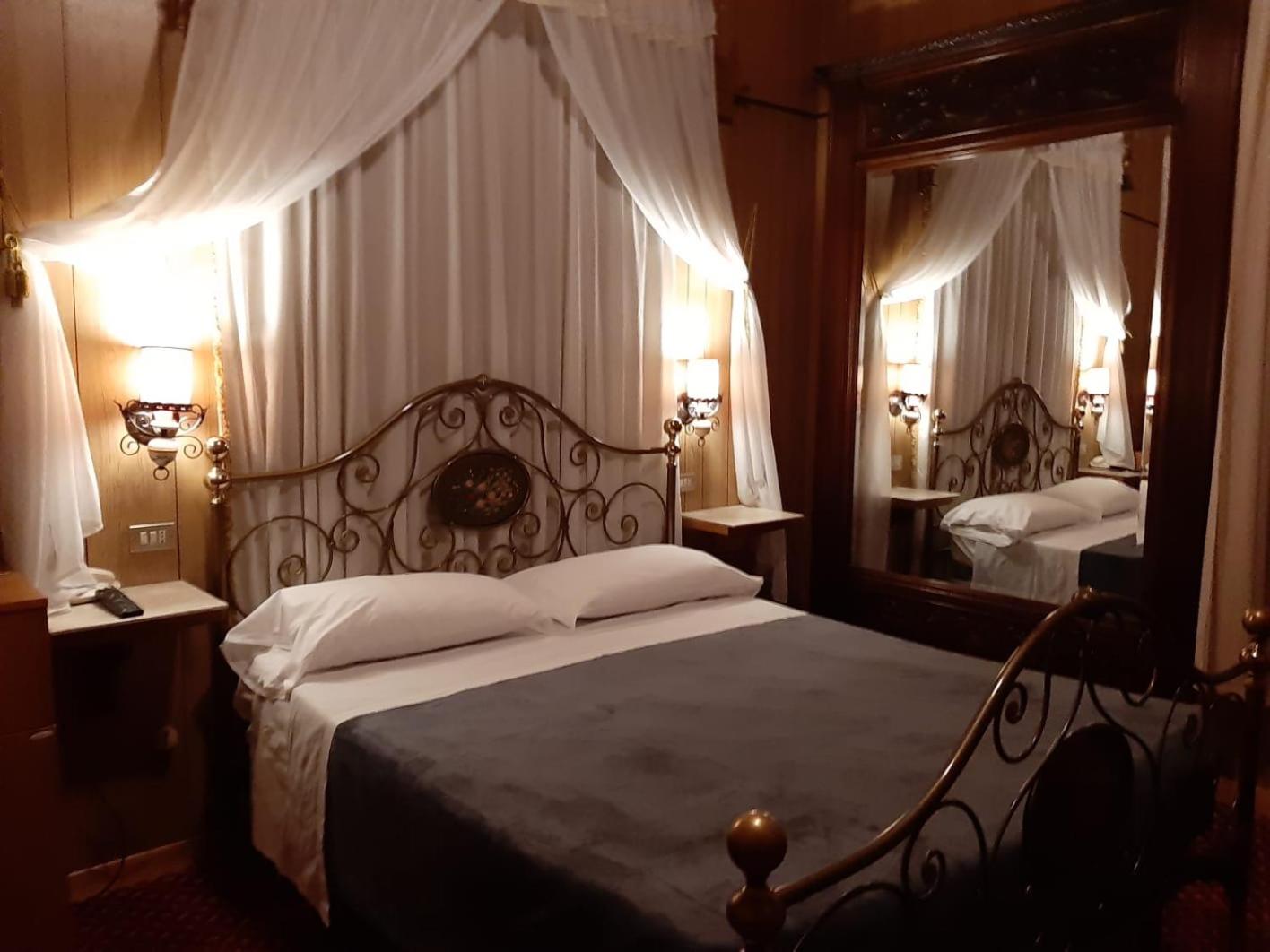 Double Room - Photo 9